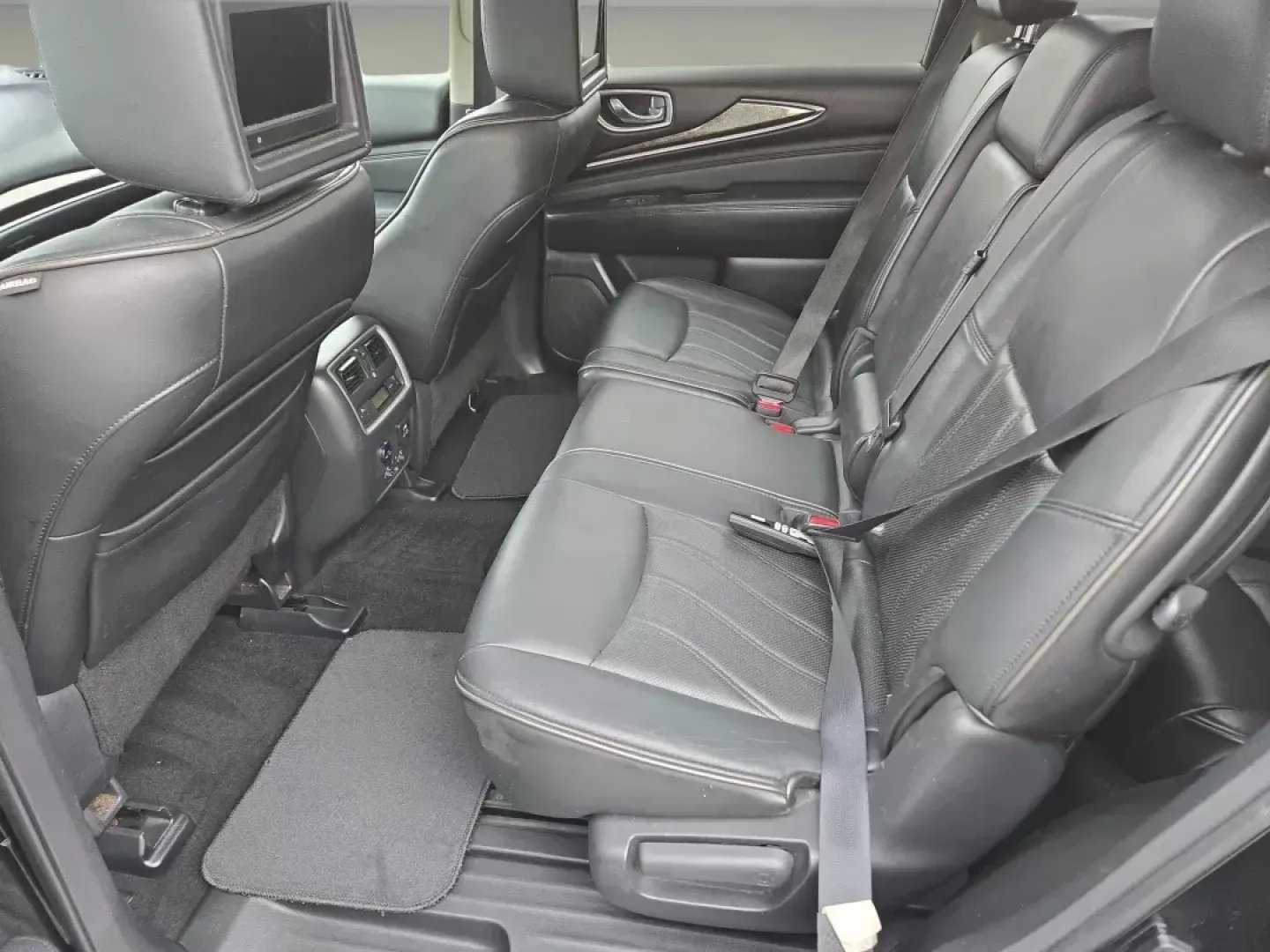 2014 /Graphite Infiniti QX60 (5N1AL0MM0EC) with an Other engine, located at 1430 Gateway Drive, Opelika, AL, 36801, (334) 239-0944, 32.637871, -85.409790 - **Unleash Adventure with the 2014 Infiniti QX60 at Gils Auto in Opelika, AL!**<br /> <br /> Are you ready to elevate your family trips and weekend getaways? Look no further than this stunning 2014 Infiniti QX60, designed for those who crave a blend of style, comfort, and reliability. With its spacio - Photo#12