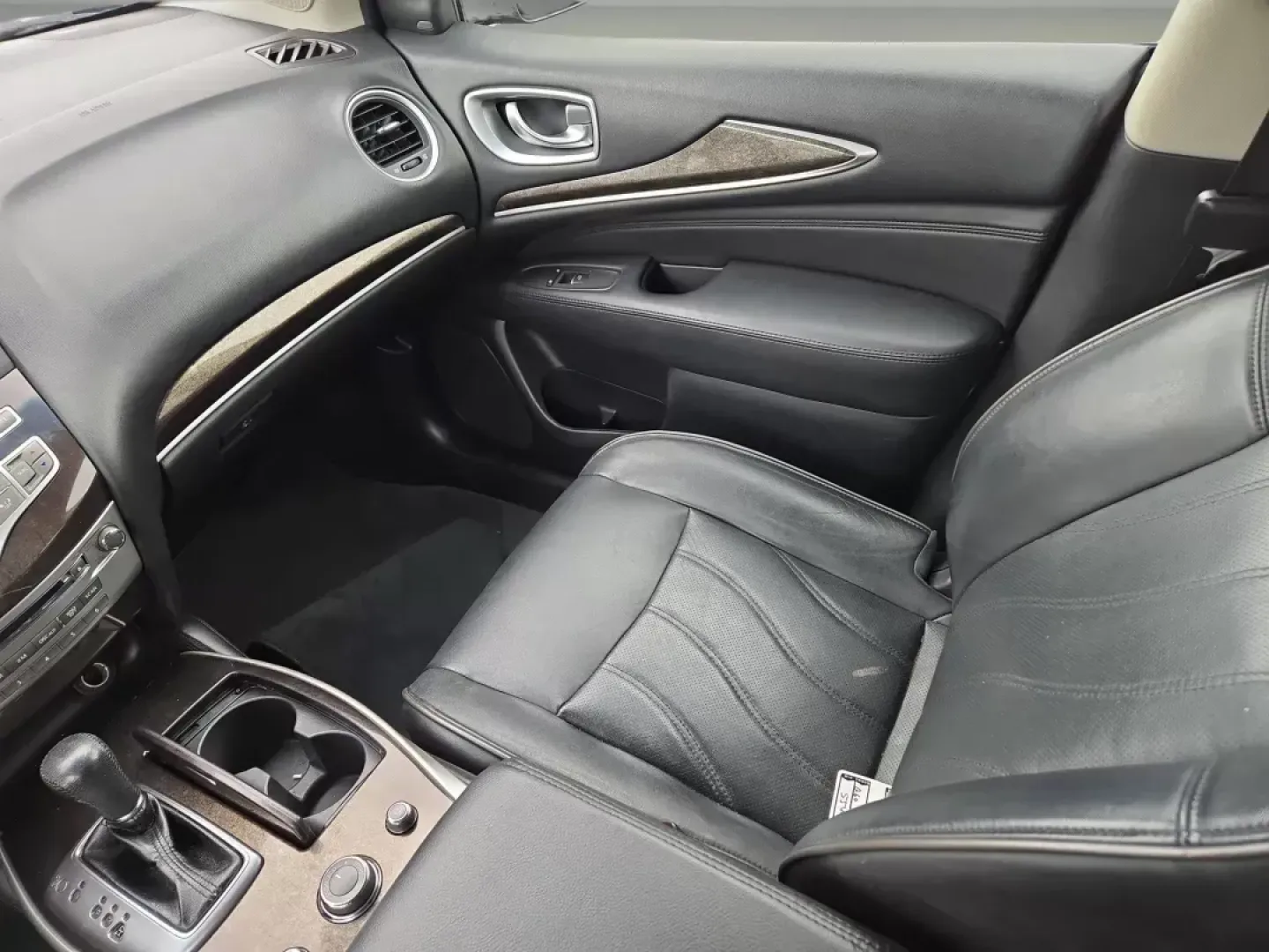 2014 /Graphite Infiniti QX60 (5N1AL0MM0EC) with an Other engine, located at 1430 Gateway Drive, Opelika, AL, 36801, (334) 239-0944, 32.637871, -85.409790 - **Unleash Adventure with the 2014 Infiniti QX60 at Gils Auto in Opelika, AL!**<br /> <br /> Are you ready to elevate your family trips and weekend getaways? Look no further than this stunning 2014 Infiniti QX60, designed for those who crave a blend of style, comfort, and reliability. With its spacio - Photo#15