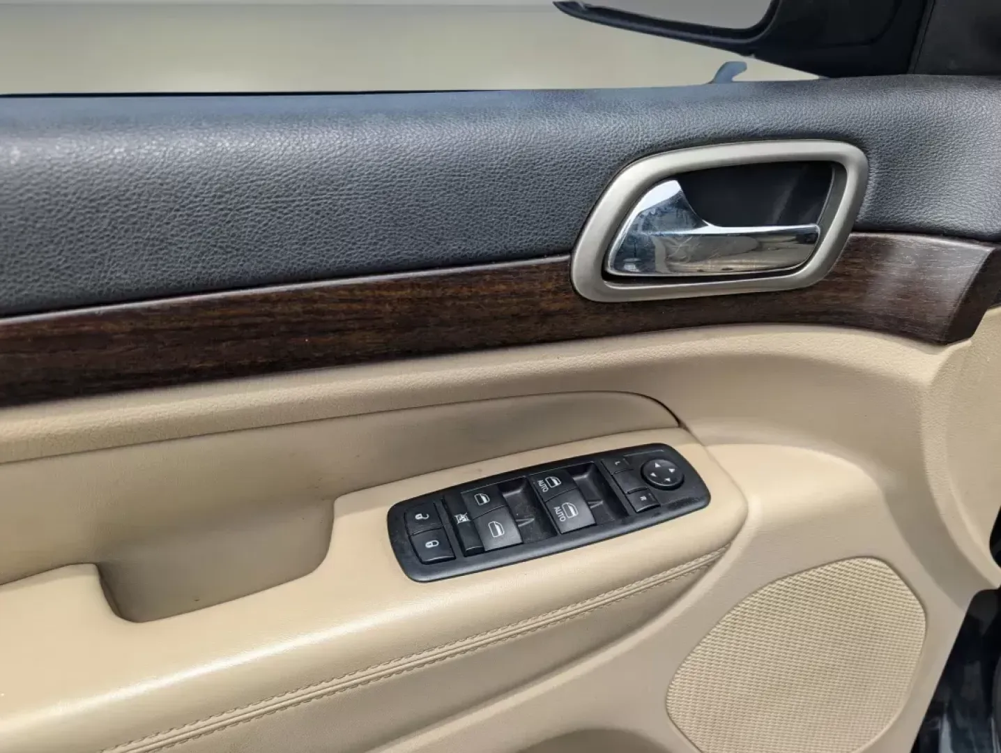 2014 /Black/Lt Frost Beige Jeep Grand Cherokee Laredo (1C4RJEAG1EC) with an Regular Unleaded V-6 3.6 L/220 engine, 8-Speed Automatic w/OD transmission, located at 804 22nd Ave, Phenix City, AL, 36870, (334) 297-1860, 32.484749, -85.024475 - 2014 Jeep Grand Cherokee Laredo - Photo#8