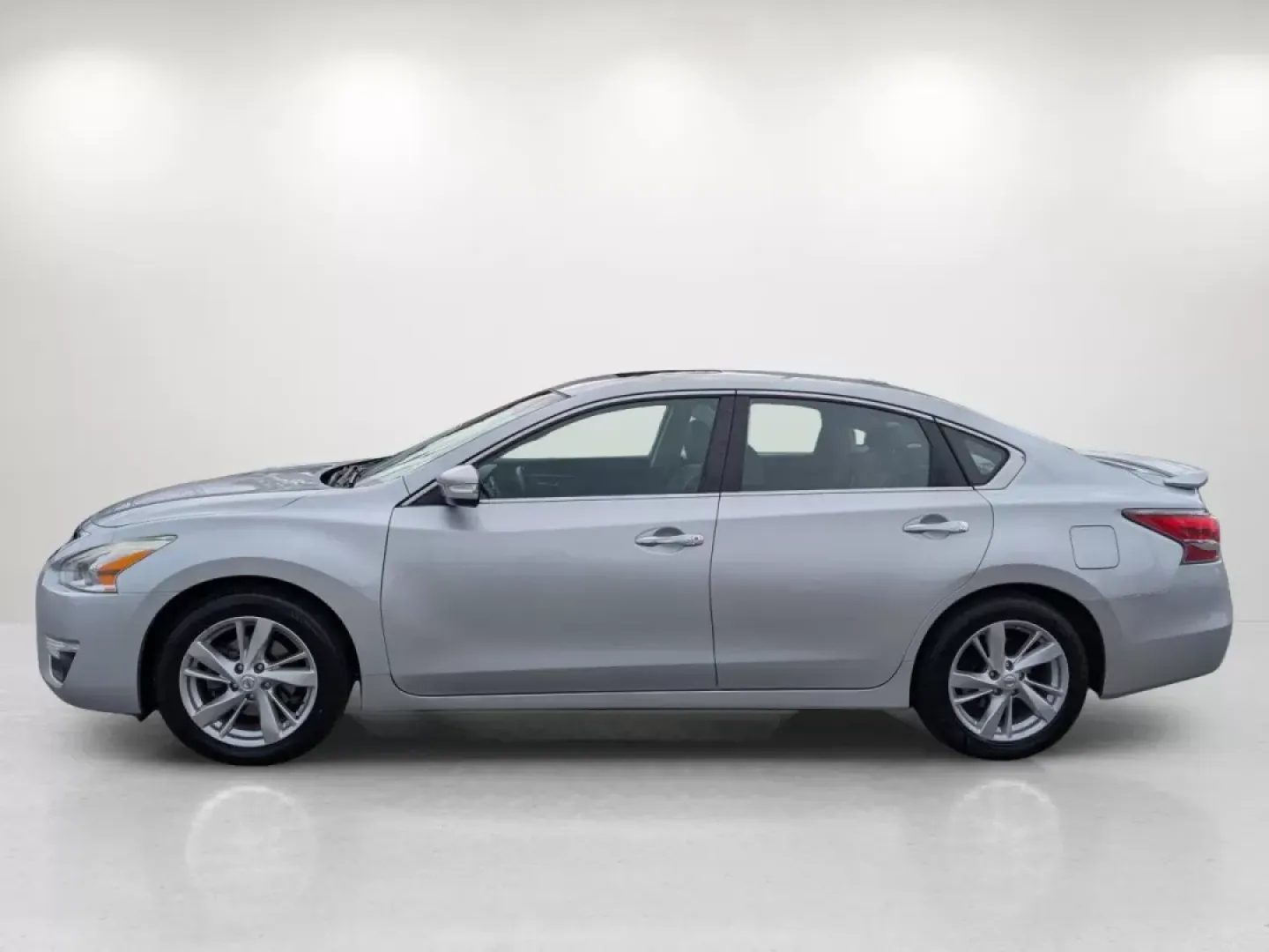 2014 /Charcoal Nissan Altima 2.5 SL (1N4AL3AP7EC) with an Other engine, located at 1430 Gateway Drive, Opelika, AL, 36801, (334) 239-0944, 32.637871, -85.409790 - ### Discover Your Next Adventure: 2014 Nissan Altima 2.5 SL at Gils Auto in Opelika, AL!<br /> <br /> Are you in search of a reliable sedan that caters to both your daily commuting and weekend escapades? Look no further! The 2014 Nissan Altima 2.5 SL at Gils Auto is the perfect blend of comfort, sty - Photo#7