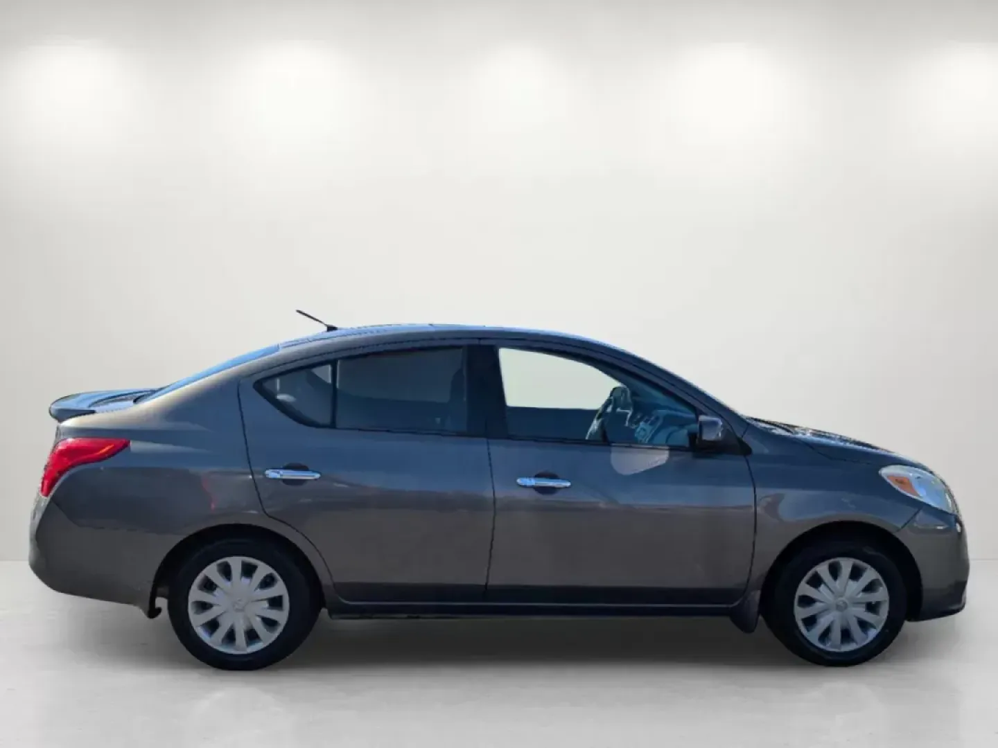 2014 /Charcoal Nissan Versa SV (3N1CN7AP9EL) with an Regular Unleaded I-4 1.6 L/98 engine, 1-Speed CVT w/OD transmission, located at 5115 14th Ave., Columbus, GA, 31904, (706) 323-0345, 32.511494, -84.971046 - 2014 Nissan Versa SV - Photo#3