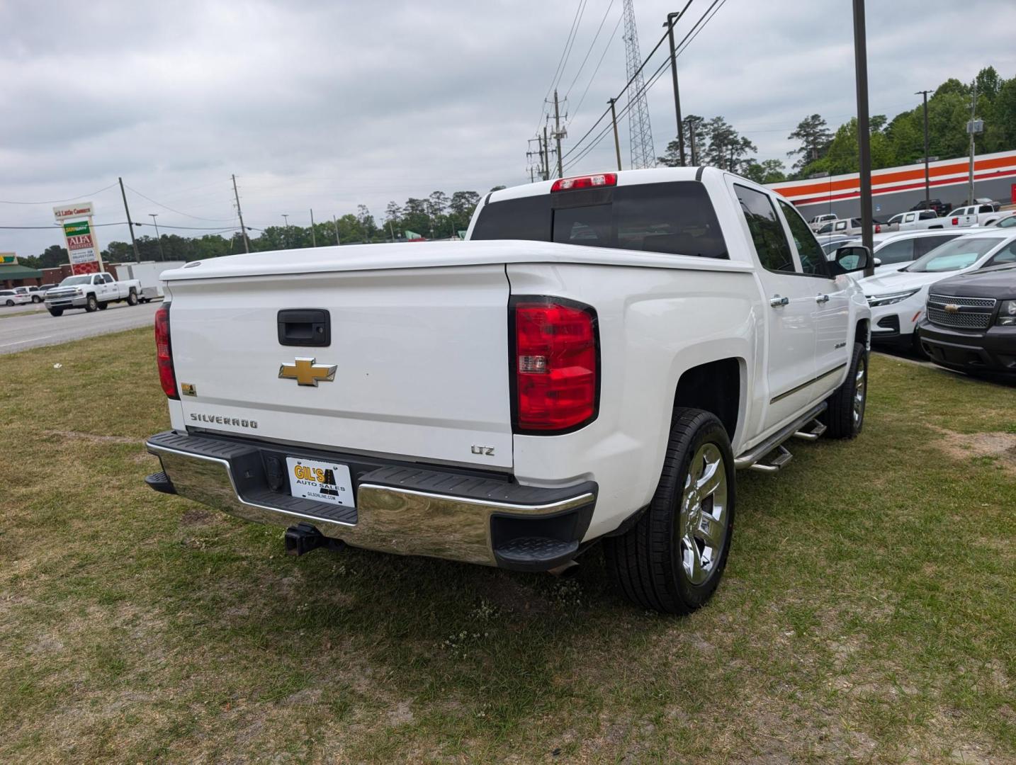 2015 /Cocoa/Dune Chevrolet Silverado 1500 LTZ (3GCUKSEC3FG) with an Gas V8 5.3L/325 engine, 6-Speed Automatic transmission, located at 1430 Gateway Drive, Opelika, AL, 36801, (334) 239-0944, 32.637871, -85.409790 - 2015 Chevrolet Silverado 1500 LTZ - Photo#4