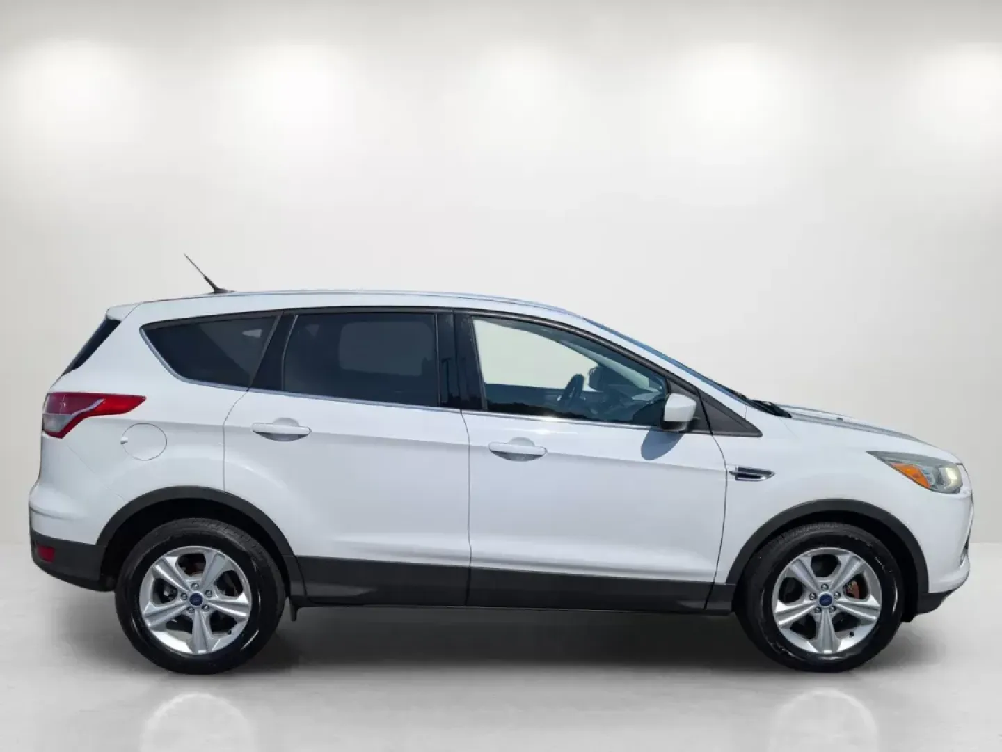 2015 Ford Escape SE (1FMCU0GX5FU) with an Intercooled Turbo Regular Unleaded I-4 1.6 L/98 engine, 6-Speed Automatic w/OD transmission, located at 1430 Gateway Drive, Opelika, AL, 36801, (334) 239-0944, 32.637871, -85.409790 - 2015 Ford Escape SE - Photo#3