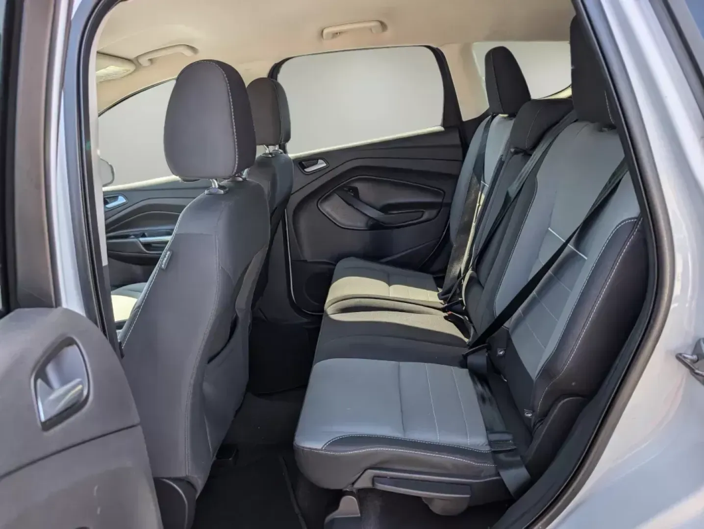 2015 Ford Escape SE (1FMCU0GX5FU) with an Intercooled Turbo Regular Unleaded I-4 1.6 L/98 engine, 6-Speed Automatic w/OD transmission, located at 1430 Gateway Drive, Opelika, AL, 36801, (334) 239-0944, 32.637871, -85.409790 - 2015 Ford Escape SE - Photo#10