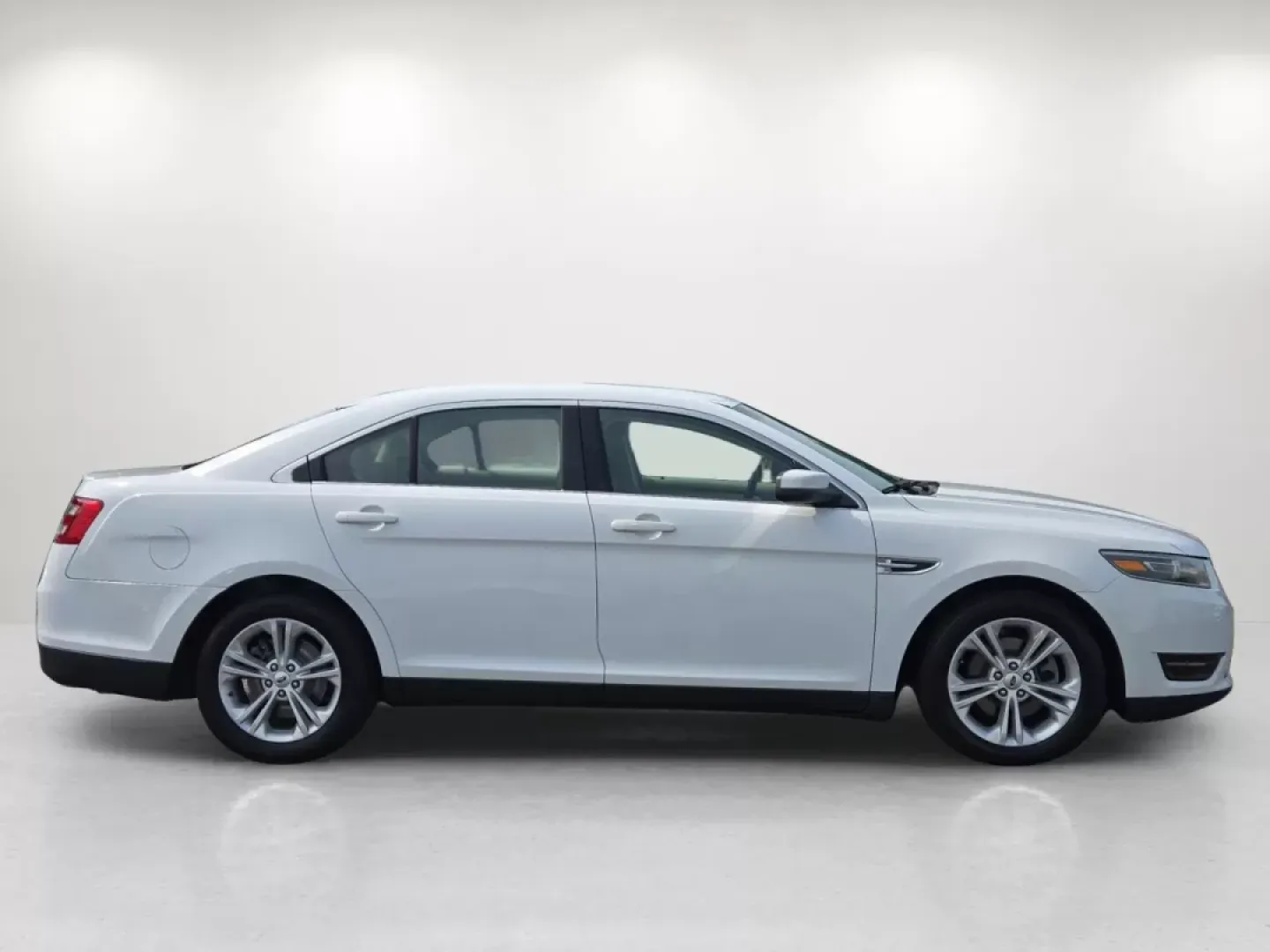 2015 Ford Taurus SEL (1FAHP2E87FG) with an Other engine, located at 3959 U.S. 80 W, Phenix City, AL, 36870, (334) 297-4885, 32.469296, -85.135185 - **Discover Your New Lifestyle with the 2015 Ford Taurus SEL at Gils Auto!**<br /> <br /> Are you on the hunt for a reliable vehicle that effortlessly blends style, comfort, and practicality? Look no further than the 2015 Ford Taurus SEL, available right here at Gils Auto in Phenix City, AL. Perfect - Photo#4