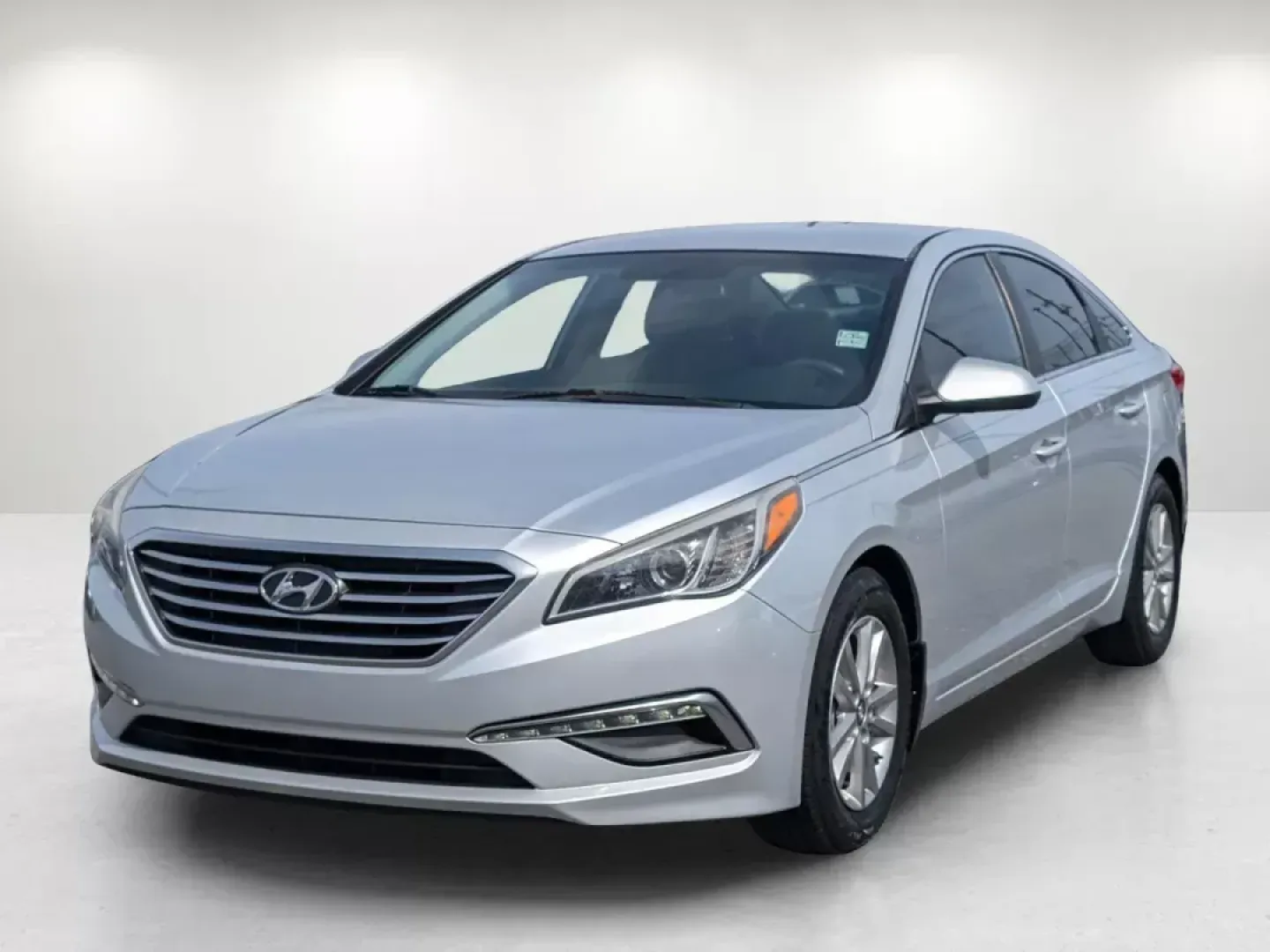 2015 /Gray Hyundai Sonata 2.4L SE (5NPE24AF4FH) with an Regular Unleaded I-4 2.4 L/144 engine, 6-Speed Automatic w/OD transmission, located at 804 22nd Ave, Phenix City, AL, 36870, (334) 297-1860, 32.484749, -85.024475 - Are you in the market for a reliable sedan that balances affordability with comfort and technology? Look no further! At Gils Auto - Phenix City #2, we proudly present an exceptional 2015 Hyundai Sonata 2.4L SE, located at 804 22nd Ave, Phenix City, AL 36870. This vehicle is perfect for budget-consci - Photo#1