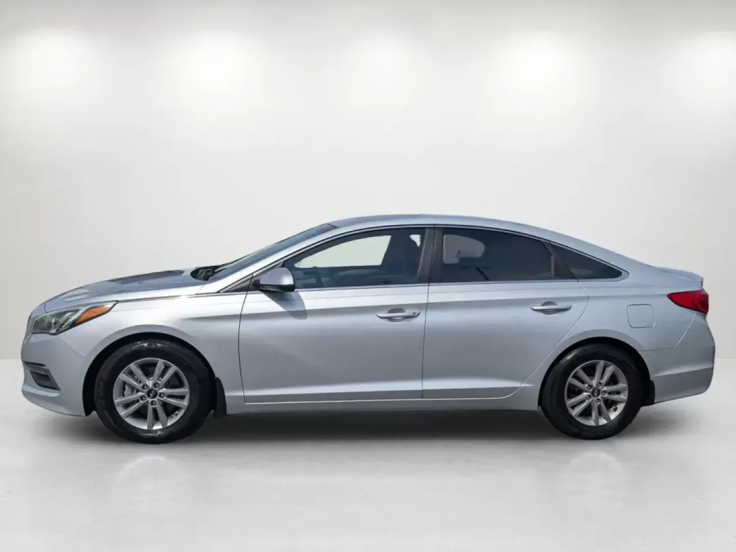 2015 /Gray Hyundai Sonata 2.4L SE (5NPE24AF4FH) with an Regular Unleaded I-4 2.4 L/144 engine, 6-Speed Automatic w/OD transmission, located at 804 22nd Ave, Phenix City, AL, 36870, (334) 297-1860, 32.484749, -85.024475 - Are you in the market for a reliable sedan that balances affordability with comfort and technology? Look no further! At Gils Auto - Phenix City #2, we proudly present an exceptional 2015 Hyundai Sonata 2.4L SE, located at 804 22nd Ave, Phenix City, AL 36870. This vehicle is perfect for budget-consci - Photo#2