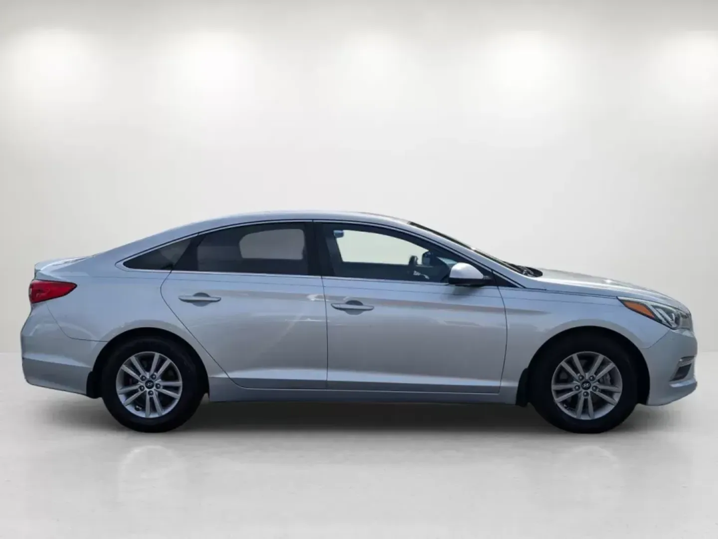 2015 /Gray Hyundai Sonata 2.4L SE (5NPE24AF4FH) with an Regular Unleaded I-4 2.4 L/144 engine, 6-Speed Automatic w/OD transmission, located at 804 22nd Ave, Phenix City, AL, 36870, (334) 297-1860, 32.484749, -85.024475 - Are you in the market for a reliable sedan that balances affordability with comfort and technology? Look no further! At Gils Auto - Phenix City #2, we proudly present an exceptional 2015 Hyundai Sonata 2.4L SE, located at 804 22nd Ave, Phenix City, AL 36870. This vehicle is perfect for budget-consci - Photo#6