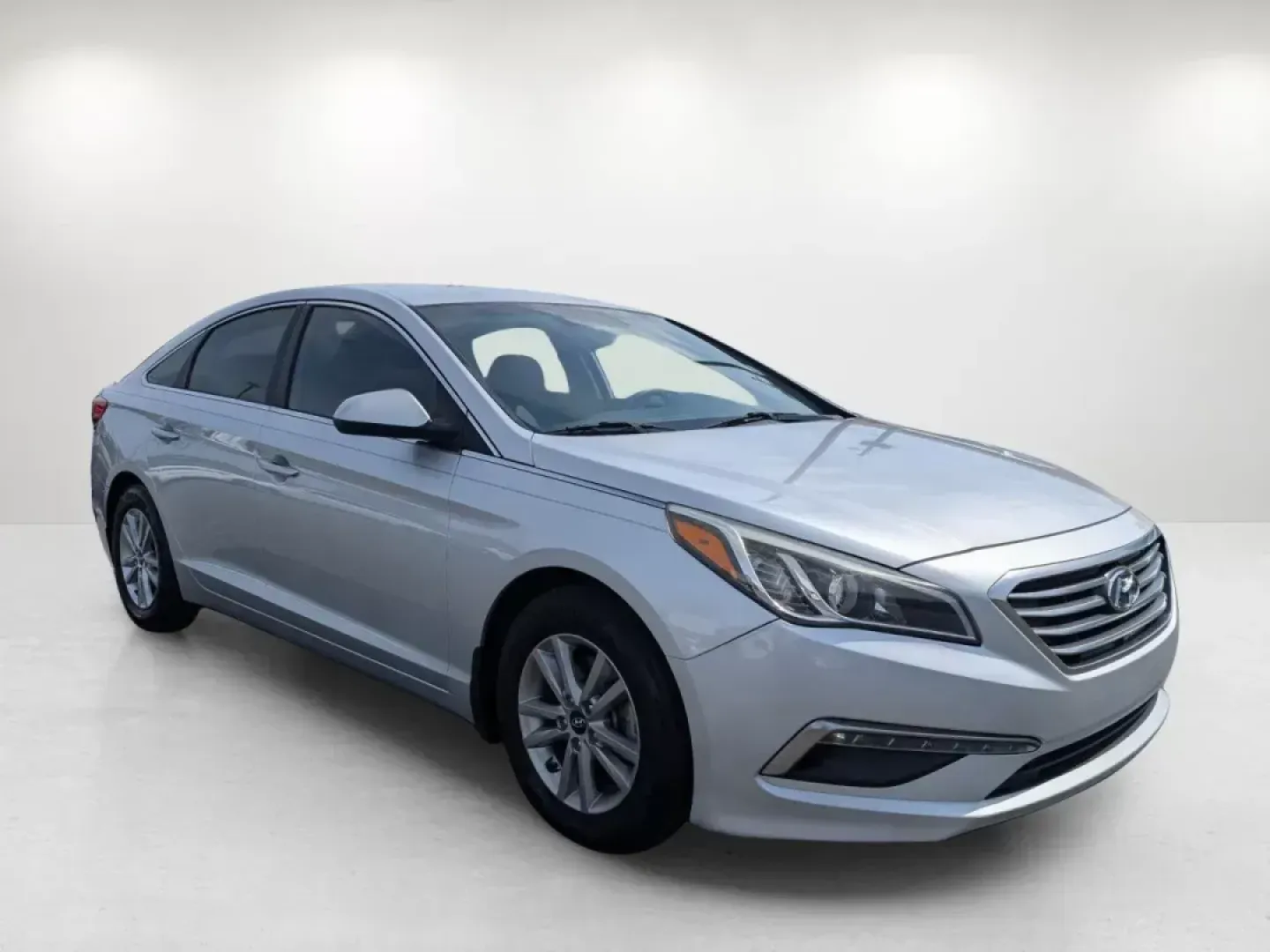2015 /Gray Hyundai Sonata 2.4L SE (5NPE24AF4FH) with an Regular Unleaded I-4 2.4 L/144 engine, 6-Speed Automatic w/OD transmission, located at 804 22nd Ave, Phenix City, AL, 36870, (334) 297-1860, 32.484749, -85.024475 - Are you in the market for a reliable sedan that balances affordability with comfort and technology? Look no further! At Gils Auto - Phenix City #2, we proudly present an exceptional 2015 Hyundai Sonata 2.4L SE, located at 804 22nd Ave, Phenix City, AL 36870. This vehicle is perfect for budget-consci - Photo#7