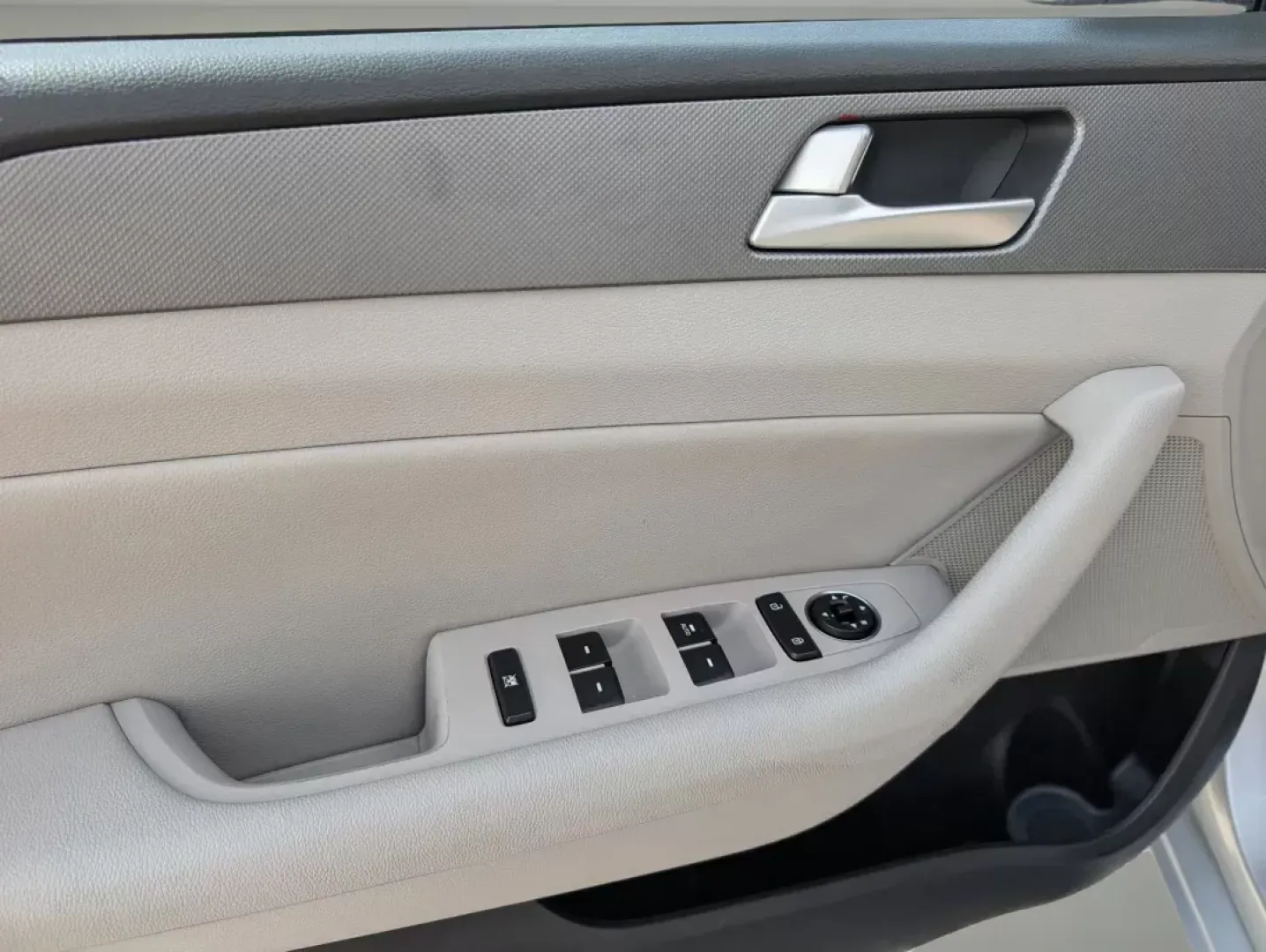 2015 /Gray Hyundai Sonata 2.4L SE (5NPE24AF4FH) with an Regular Unleaded I-4 2.4 L/144 engine, 6-Speed Automatic w/OD transmission, located at 804 22nd Ave, Phenix City, AL, 36870, (334) 297-1860, 32.484749, -85.024475 - Are you in the market for a reliable sedan that balances affordability with comfort and technology? Look no further! At Gils Auto - Phenix City #2, we proudly present an exceptional 2015 Hyundai Sonata 2.4L SE, located at 804 22nd Ave, Phenix City, AL 36870. This vehicle is perfect for budget-consci - Photo#9