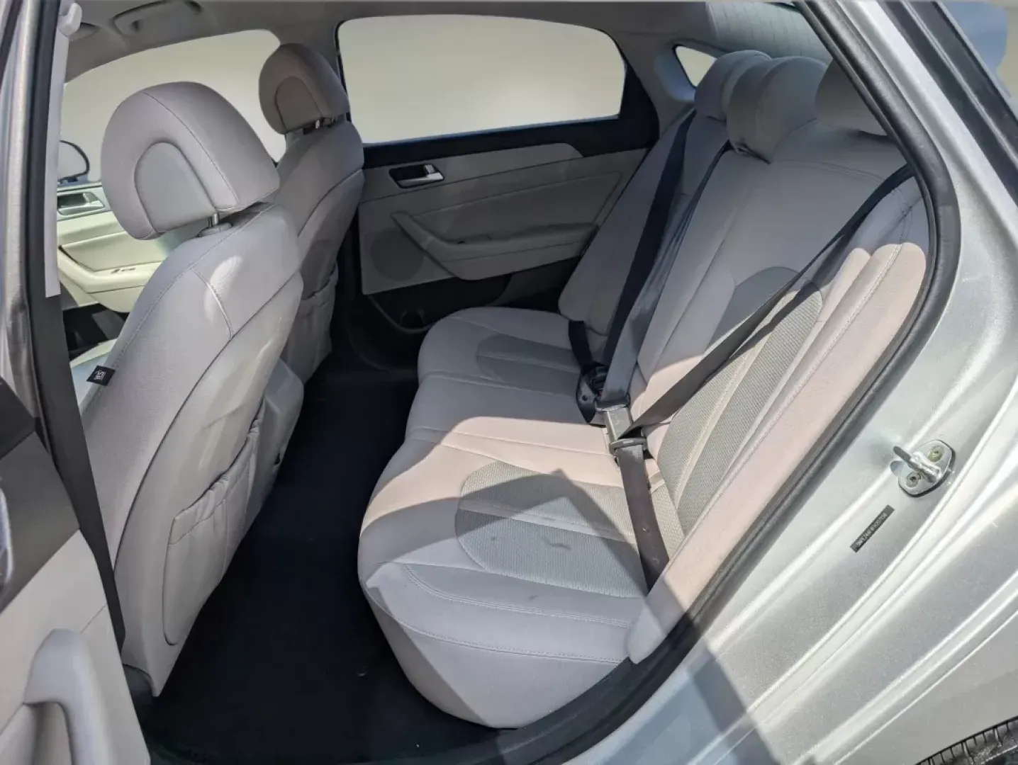 2015 /Gray Hyundai Sonata 2.4L SE (5NPE24AF4FH) with an Regular Unleaded I-4 2.4 L/144 engine, 6-Speed Automatic w/OD transmission, located at 804 22nd Ave, Phenix City, AL, 36870, (334) 297-1860, 32.484749, -85.024475 - Are you in the market for a reliable sedan that balances affordability with comfort and technology? Look no further! At Gils Auto - Phenix City #2, we proudly present an exceptional 2015 Hyundai Sonata 2.4L SE, located at 804 22nd Ave, Phenix City, AL 36870. This vehicle is perfect for budget-consci - Photo#11