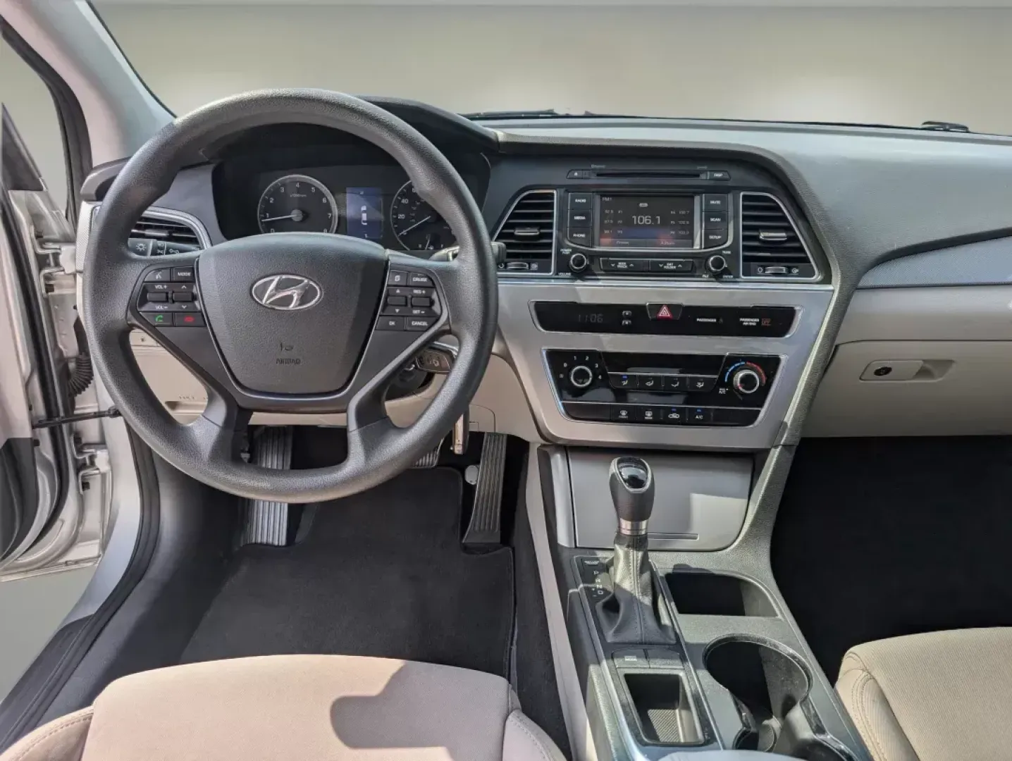 2015 /Gray Hyundai Sonata 2.4L SE (5NPE24AF4FH) with an Regular Unleaded I-4 2.4 L/144 engine, 6-Speed Automatic w/OD transmission, located at 804 22nd Ave, Phenix City, AL, 36870, (334) 297-1860, 32.484749, -85.024475 - Are you in the market for a reliable sedan that balances affordability with comfort and technology? Look no further! At Gils Auto - Phenix City #2, we proudly present an exceptional 2015 Hyundai Sonata 2.4L SE, located at 804 22nd Ave, Phenix City, AL 36870. This vehicle is perfect for budget-consci - Photo#12
