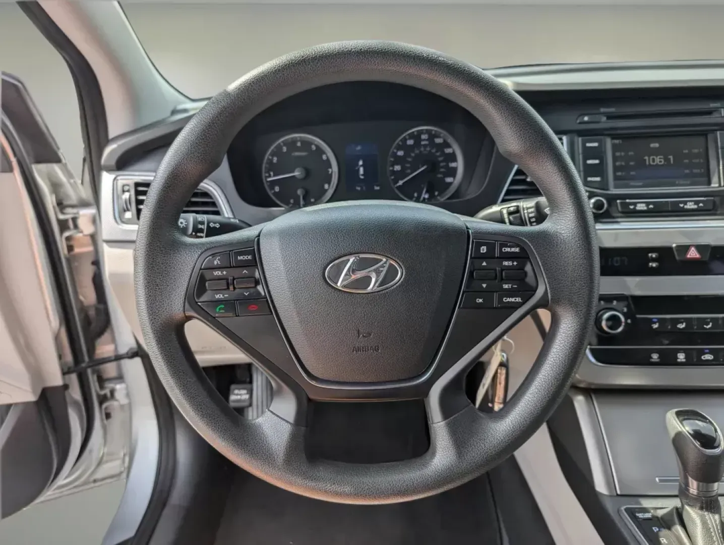 2015 /Gray Hyundai Sonata 2.4L SE (5NPE24AF4FH) with an Regular Unleaded I-4 2.4 L/144 engine, 6-Speed Automatic w/OD transmission, located at 804 22nd Ave, Phenix City, AL, 36870, (334) 297-1860, 32.484749, -85.024475 - Are you in the market for a reliable sedan that balances affordability with comfort and technology? Look no further! At Gils Auto - Phenix City #2, we proudly present an exceptional 2015 Hyundai Sonata 2.4L SE, located at 804 22nd Ave, Phenix City, AL 36870. This vehicle is perfect for budget-consci - Photo#16
