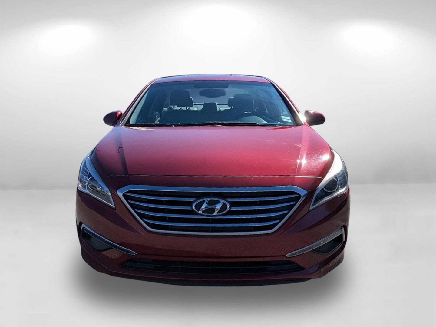 2015 /Gray Hyundai Sonata 2.4L SE (5NPE24AF1FH) with an Regular Unleaded I-4 2.4 L/144 engine, 6-Speed Automatic w/OD transmission, located at 1430 Gateway Drive, Opelika, AL, 36801, (334) 239-0944, 32.637871, -85.409790 - 2015 Hyundai Sonata 2.4L SE - Photo#1