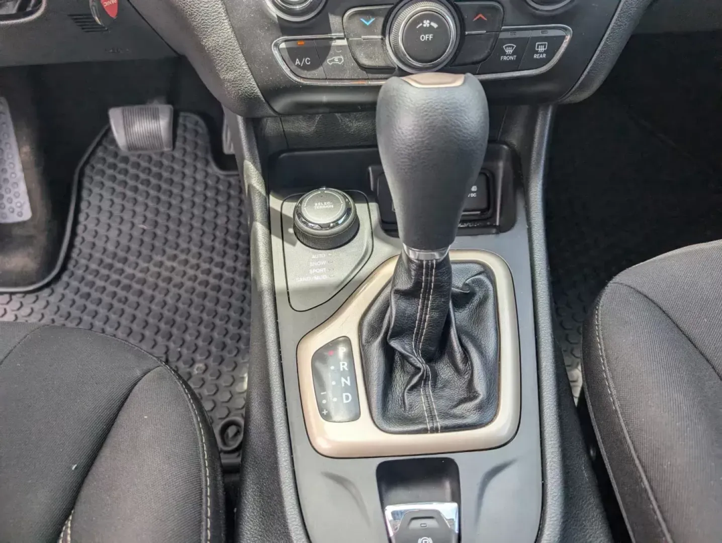 2015 /Black Jeep Cherokee Latitude (1C4PJMCS0FW) with an Regular Unleaded V-6 3.2 L/198 engine, 9-Speed Automatic w/OD transmission, located at 3959 U.S. 80 W, Phenix City, AL, 36870, (334) 297-4885, 32.469296, -85.135185 - 2015 Jeep Cherokee Latitude - Photo#12