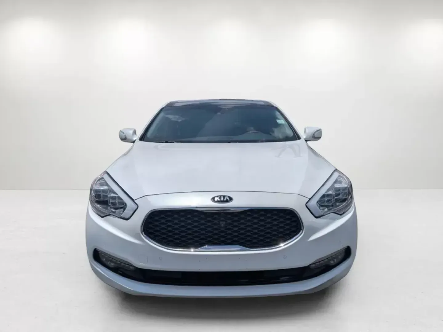 2015 /Black Kia K900 Luxury (KNALW4D4XF6) with an Premium Unleaded V-8 5.0 L/307 engine, 8-Speed Automatic w/OD transmission, located at 3959 U.S. 80 W, Phenix City, AL, 36870, (334) 297-4885, 32.469296, -85.135185 - 2015 Kia K900 Luxury - Photo#2