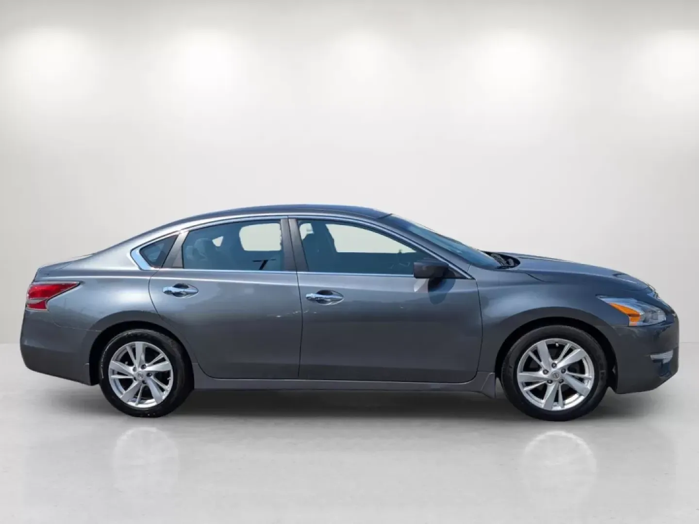 2015 /Charcoal Nissan Altima 2.5 SV (1N4AL3AP6FC) with an Other engine, located at 1430 Gateway Drive, Opelika, AL, 36801, (334) 239-0944, 32.637871, -85.409790 - **Elevate Your Daily Drive with the 2015 Nissan Altima 2.5 SV at Gils Auto Perfect for Commuters and Families Alike!**<br /> <br /> Are you tired of your daily commute, longing for a vehicle that combines style, comfort, and reliability? Look no further! The 2015 Nissan Altima 2.5 SV available at G - Photo#3