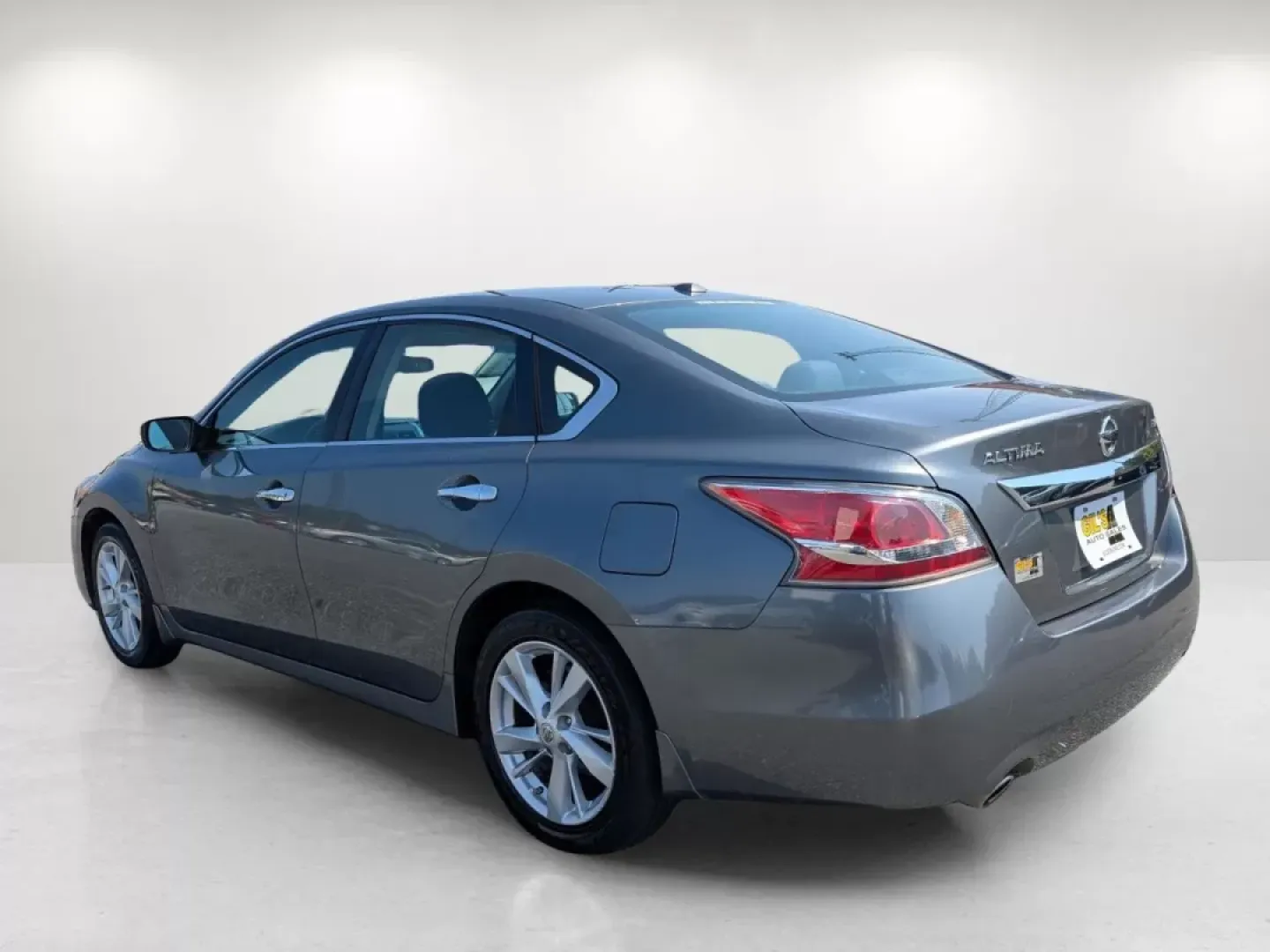 2015 /Charcoal Nissan Altima 2.5 SV (1N4AL3AP6FC) with an Other engine, located at 1430 Gateway Drive, Opelika, AL, 36801, (334) 239-0944, 32.637871, -85.409790 - **Elevate Your Daily Drive with the 2015 Nissan Altima 2.5 SV at Gils Auto Perfect for Commuters and Families Alike!**<br /> <br /> Are you tired of your daily commute, longing for a vehicle that combines style, comfort, and reliability? Look no further! The 2015 Nissan Altima 2.5 SV available at G - Photo#6