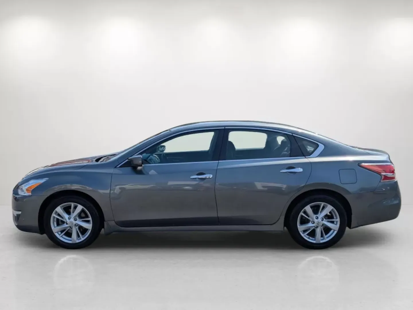 2015 /Charcoal Nissan Altima 2.5 SV (1N4AL3AP6FC) with an Other engine, located at 1430 Gateway Drive, Opelika, AL, 36801, (334) 239-0944, 32.637871, -85.409790 - **Elevate Your Daily Drive with the 2015 Nissan Altima 2.5 SV at Gils Auto Perfect for Commuters and Families Alike!**<br /> <br /> Are you tired of your daily commute, longing for a vehicle that combines style, comfort, and reliability? Look no further! The 2015 Nissan Altima 2.5 SV available at G - Photo#7