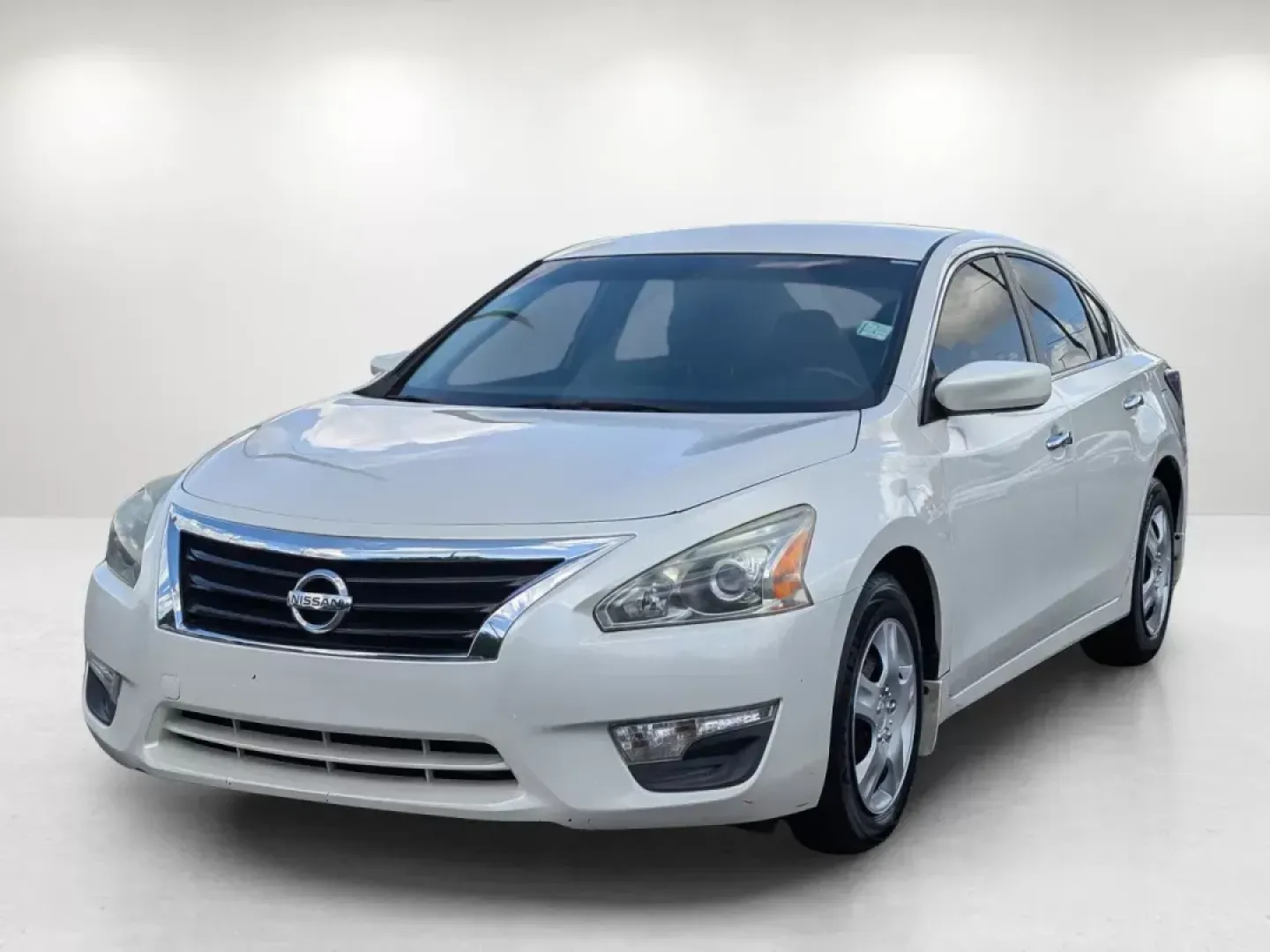 2015 /Charcoal Nissan Altima 2.5 S (1N4AL3AP0FC) with an Regular Unleaded I-4 2.5 L/152 engine, 1-Speed CVT w/OD transmission, located at 3959 U.S. 80 W, Phenix City, AL, 36870, (334) 297-4885, 32.469296, -85.135185 - **Drive the 2015 Nissan Altima: Perfect for Your Daily Adventures in Phenix City!**<br /> <br /> Are you in the market for a reliable, stylish sedan that fits seamlessly into your active lifestyle? Look no further than this 2015 Nissan Altima 2.5 S available at Gils Auto in Phenix City, AL. Whether - Photo#1