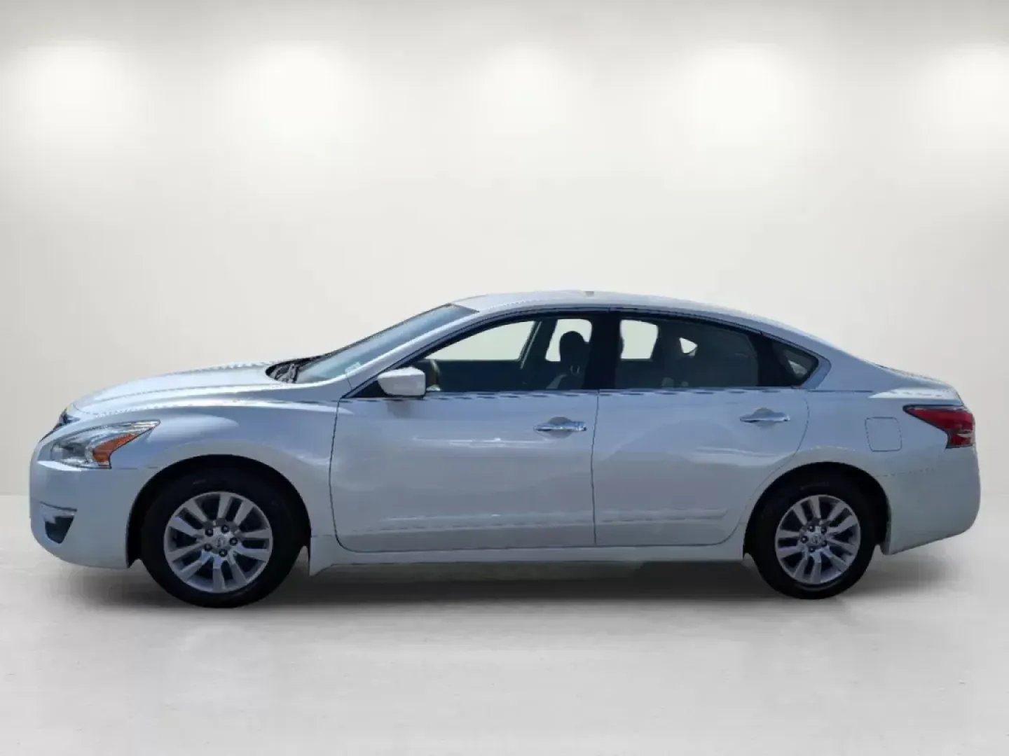 2015 /Charcoal Nissan Altima 2.5 S (1N4AL3AP8FC) with an Regular Unleaded I-4 2.5 L/152 engine, 1-Speed CVT w/OD transmission, located at 1430 Gateway Drive, Opelika, AL, 36801, (334) 239-0944, 32.637871, -85.409790 - 2015 Nissan Altima 2.5 S - Photo#2