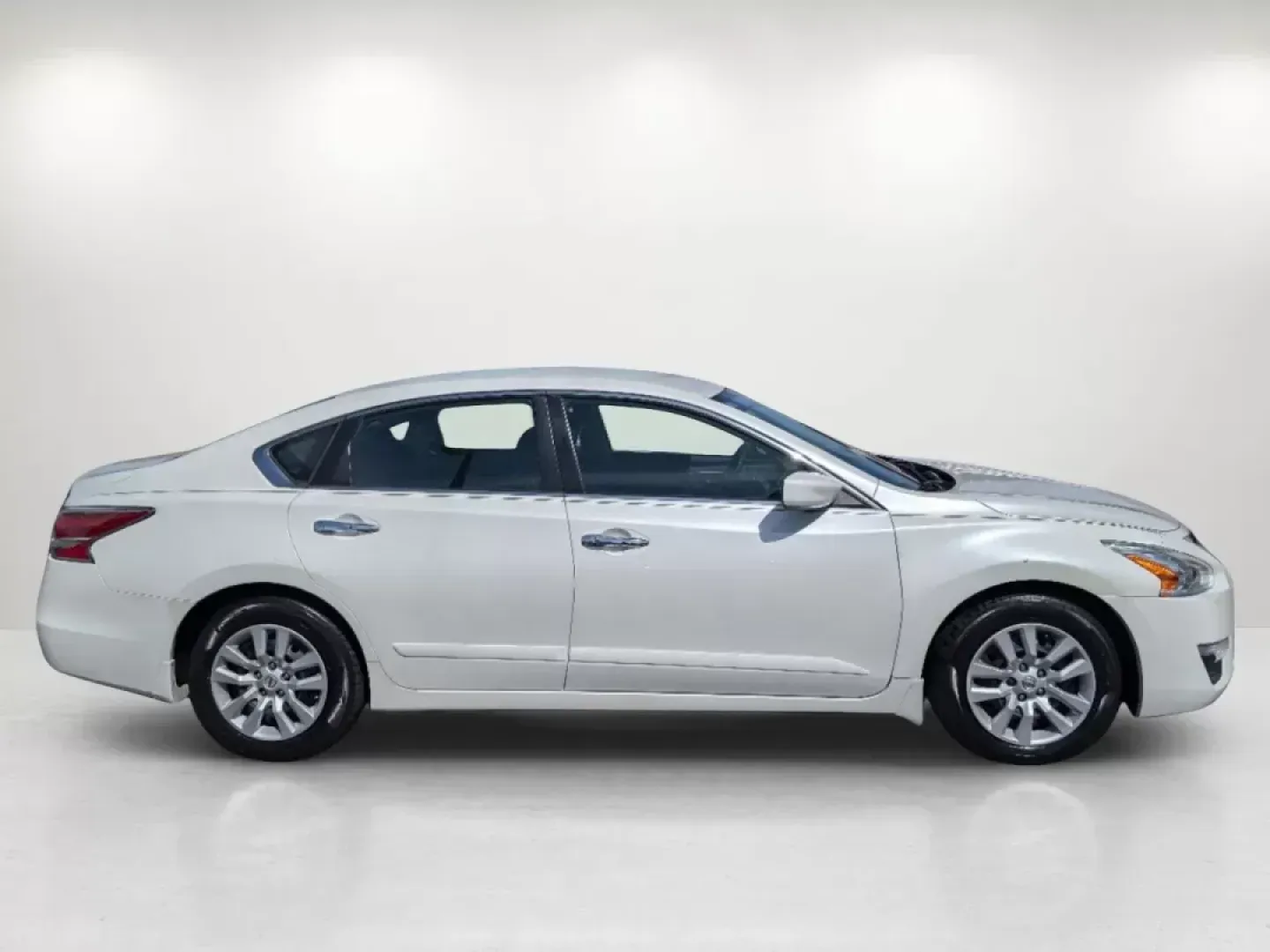 2015 /Charcoal Nissan Altima 2.5 S (1N4AL3AP8FC) with an Regular Unleaded I-4 2.5 L/152 engine, 1-Speed CVT w/OD transmission, located at 1430 Gateway Drive, Opelika, AL, 36801, (334) 239-0944, 32.637871, -85.409790 - 2015 Nissan Altima 2.5 S - Photo#6
