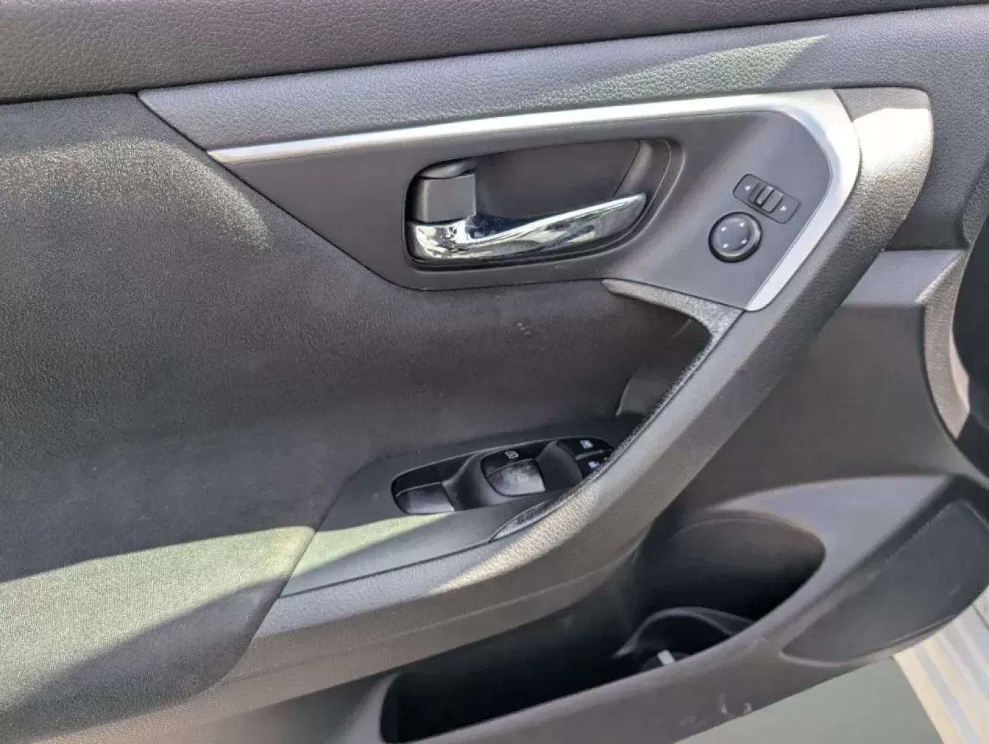 2015 /Charcoal Nissan Altima 2.5 S (1N4AL3AP8FC) with an Regular Unleaded I-4 2.5 L/152 engine, 1-Speed CVT w/OD transmission, located at 1430 Gateway Drive, Opelika, AL, 36801, (334) 239-0944, 32.637871, -85.409790 - 2015 Nissan Altima 2.5 S - Photo#9