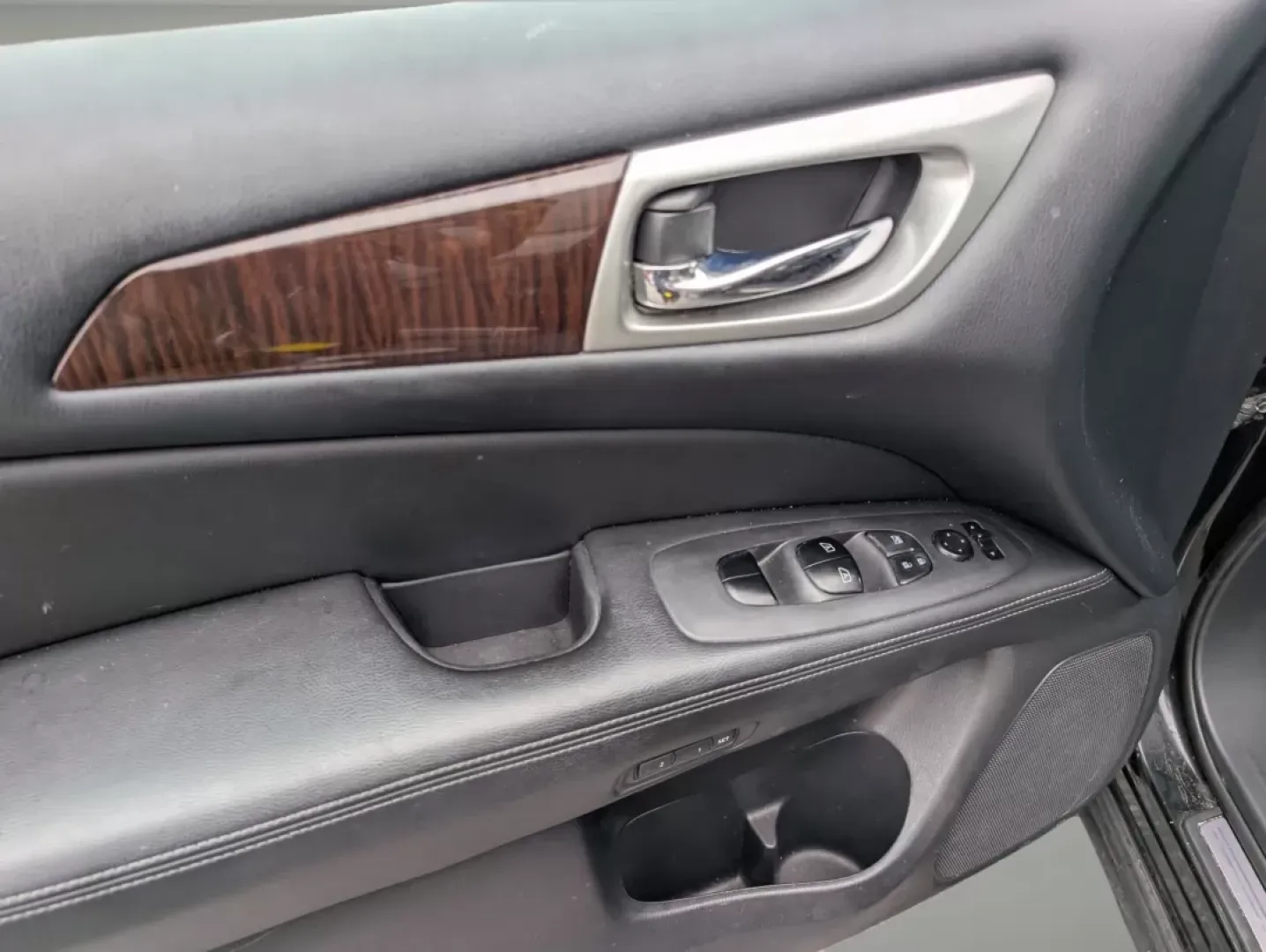 2015 /Charcoal Nissan Pathfinder SL (5N1AR2MN6FC) with an Other engine, located at 3959 U.S. 80 W, Phenix City, AL, 36870, (334) 297-4885, 32.469296, -85.135185 - Discover the perfect blend of luxury and utility with this 2015 Nissan Pathfinder SL, designed for families and adventurers alike! Whether you're navigating busy streets for your daily commute or embarking on unforgettable road trips, this versatile SUV is ready to elevate your lifestyle. With its s - Photo#8