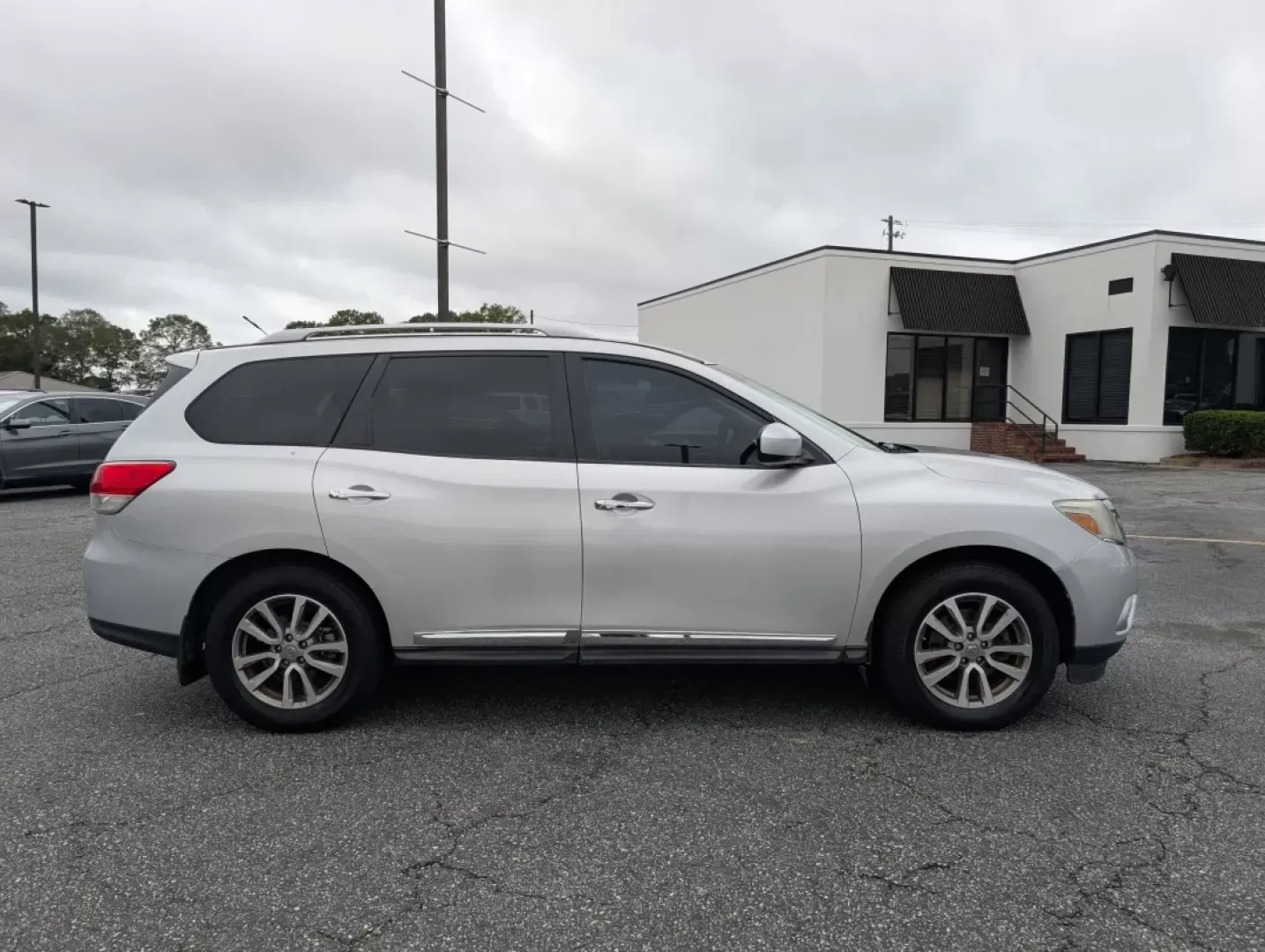 2015 /Charcoal Nissan Pathfinder SL (5N1AR2MN5FC) with an Other engine, located at 3959 U.S. 80 W, Phenix City, AL, 36870, (334) 297-4885, 32.469296, -85.135185 - **Experience Adventure with the 2015 Nissan Pathfinder SL at Gils Auto - Phenix City!**<br /> <br /> Are you ready to elevate your family trips, weekend getaways, or daily commutes? The 2015 Nissan Pathfinder SL is your ticket to an exciting lifestyle filled with adventure and comfort. Perfect for g - Photo#4
