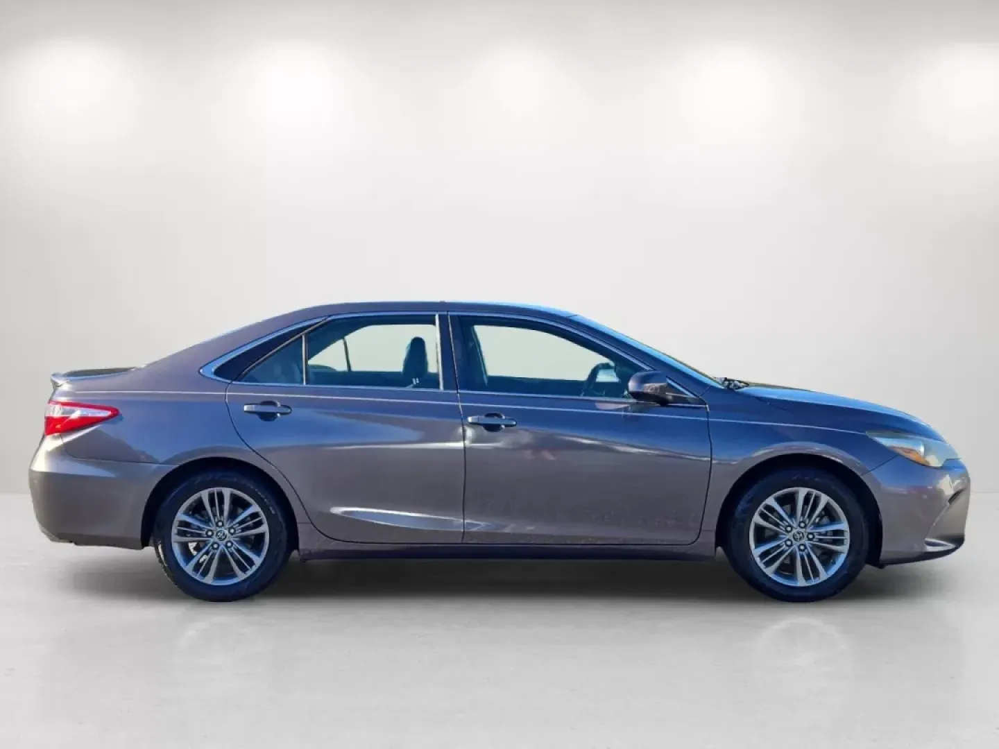 2015 Toyota Camry SE (4T1BF1FK1FU) with an Other engine, located at 1430 Gateway Drive, Opelika, AL, 36801, (334) 239-0944, 32.637871, -85.409790 - Are you searching for a reliable vehicle that combines comfort, style, and affordability? Look no further than this 2015 Toyota Camry, now available at Gils Auto in Phenix City, AL. Whether you're commuting to work, shuttling the kids around, or embarking on weekend adventures, this sedan is the per - Photo#4