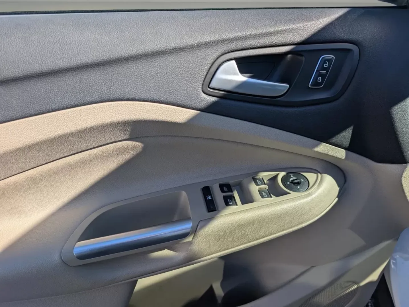 2016 Ford Escape SE (1FMCU0G9XGU) with an Other engine, located at 521 Old Farm Lane Rd, Prattville, AL, 36066, (334) 325-1505, 32.482460, -86.416367 - **Discover the Freedom of Adventure with the 2016 Ford Escape SE at Gils Auto - Phenix City!**<br /> <br /> Are you ready to embrace the open road and make lasting memories with your loved ones? Look no further than the 2016 Ford Escape SE, the ideal SUV for growing families and weekend adventurers - Photo#8