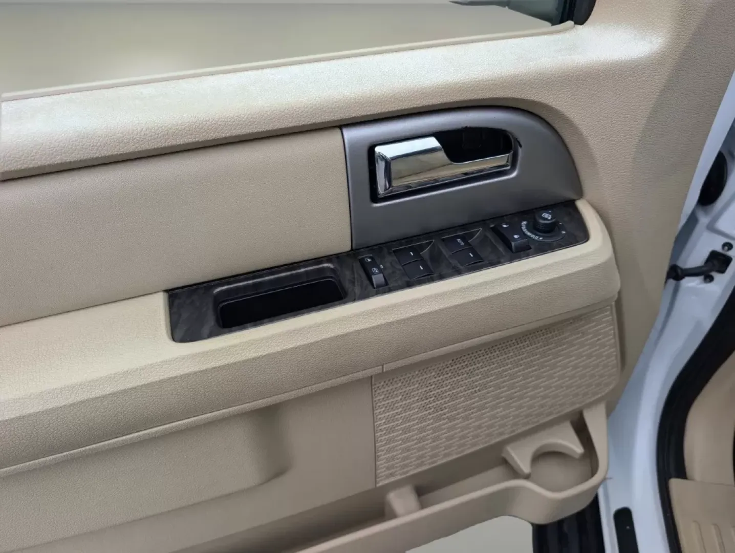 2016 Ford Expedition Limited (1FMJU1KT3GE) with an Other engine, located at 5115 14th Ave., Columbus, GA, 31904, (706) 323-0345, 32.511494, -84.971046 - Explore new horizons with the 2016 Ford Expedition Limited, available now at Gils Auto in Phenix City, AL. If you're a growing family or an adventurous spirit seeking the perfect vehicle for weekend getaways, this spacious SUV is tailored to meet your lifestyle needs. With ample room for passengers - Photo#8