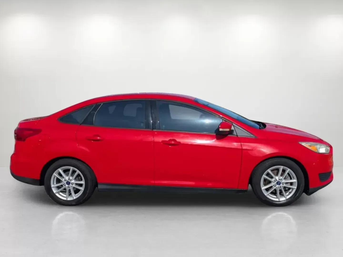 2016 Ford Focus SE (1FADP3F28GL) with an Regular Unleaded I-4 2.0 L/122 engine, located at 1430 Gateway Drive, Opelika, AL, 36801, (334) 239-0944, 32.637871, -85.409790 - **Get Ready for Your Next Adventure with the 2016 Ford Focus SE at Gils Auto!**<br /> <br /> Are you searching for a reliable sedan that fits seamlessly into your busy lifestyle? Look no further than the 2016 Ford Focus SE, now available at Gils Auto in Opelika, AL! Perfect for daily commutes, weeke - Photo#4