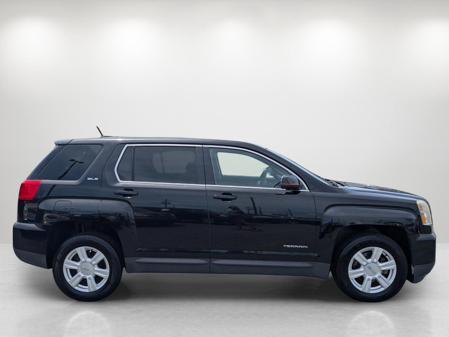 2016 /Jet Black GMC Terrain SLE (2GKALMEK5G6) with an Gas/Ethanol I4 2.4L/145 engine, 6-Speed Automatic transmission, located at 7000 Northlake Connector, Columbus, GA, 31904, (706) 987-8085, 32.524975, -84.978134 - 2016 GMC Terrain SLE - Photo#5