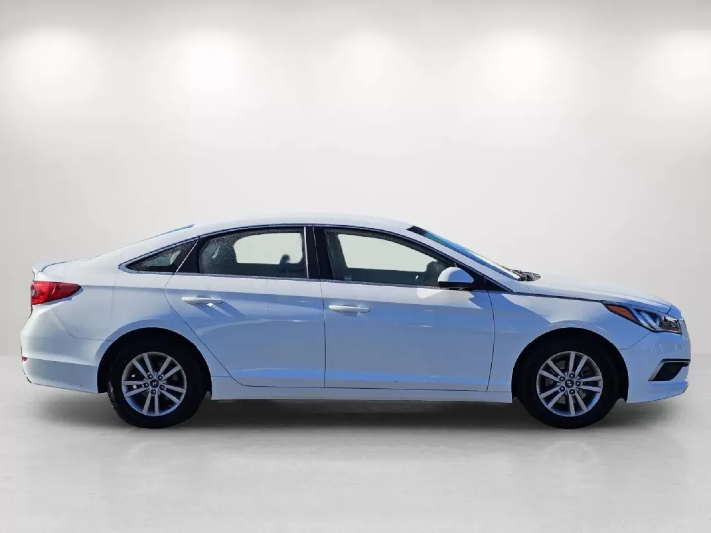 2016 /Gray Hyundai Sonata 2.4L SE (5NPE24AF6GH) with an Other engine, located at 7000 Northlake Connector, Columbus, GA, 31904, (706) 987-8085, 32.524975, -84.978134 - **Experience Life on the Road in Style with This 2016 Hyundai Sonata**<br /> <br /> Are you searching for the perfect sedan that combines reliability, style, and affordability? Look no further than this stunning 2016 Hyundai Sonata, available now at Gils Auto in Phenix City, AL. This vehicle is idea - Photo#3