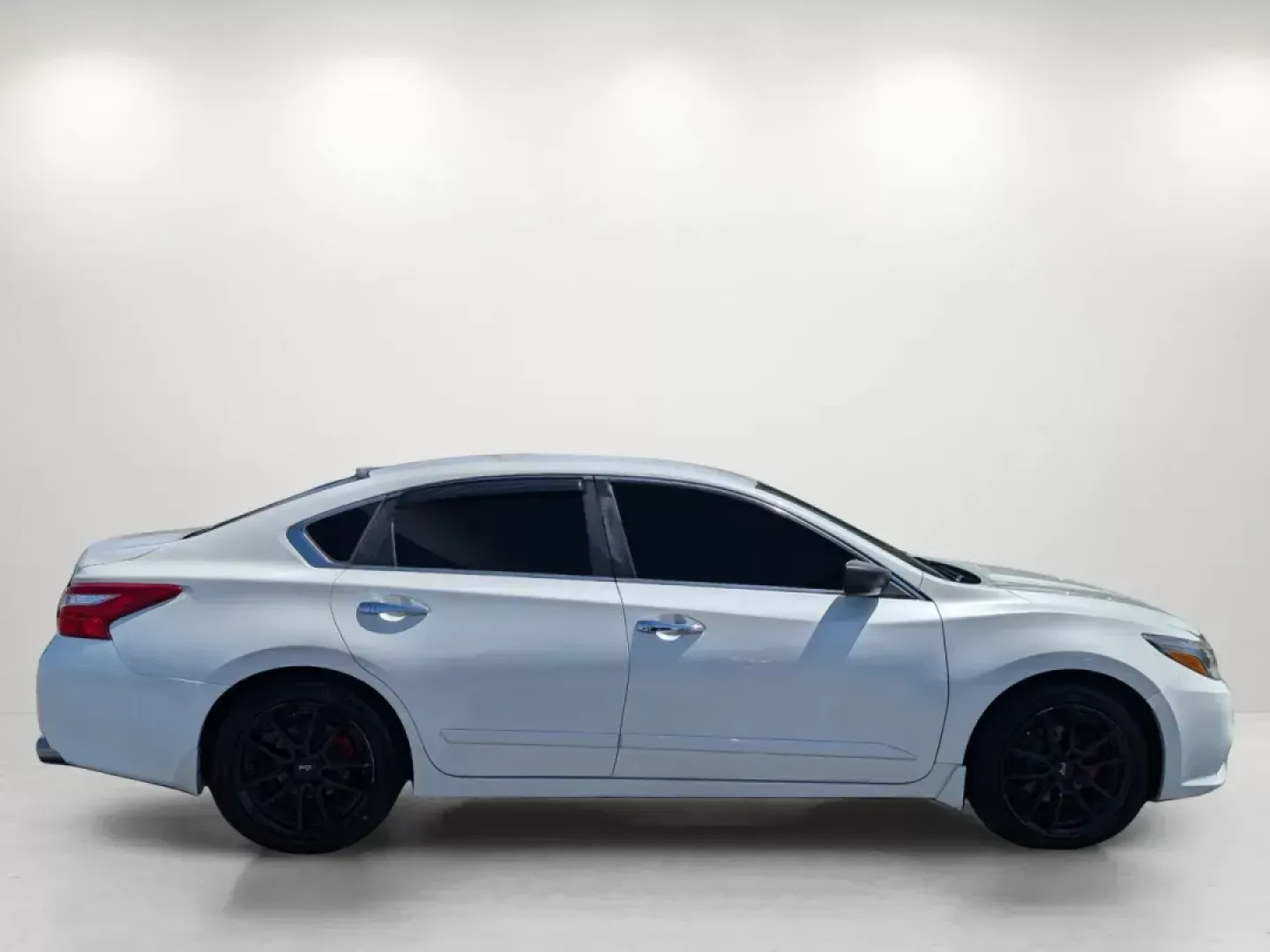 2016 /Charcoal Nissan Altima 2.5 SR (1N4AL3AP8GC) with an Regular Unleaded I-4 2.5 L/152 engine, 1-Speed CVT w/OD transmission, located at 7000 Northlake Connector, Columbus, GA, 31904, (706) 987-8085, 32.524975, -84.978134 - 2016 Nissan Altima 2.5 SR - Photo#4