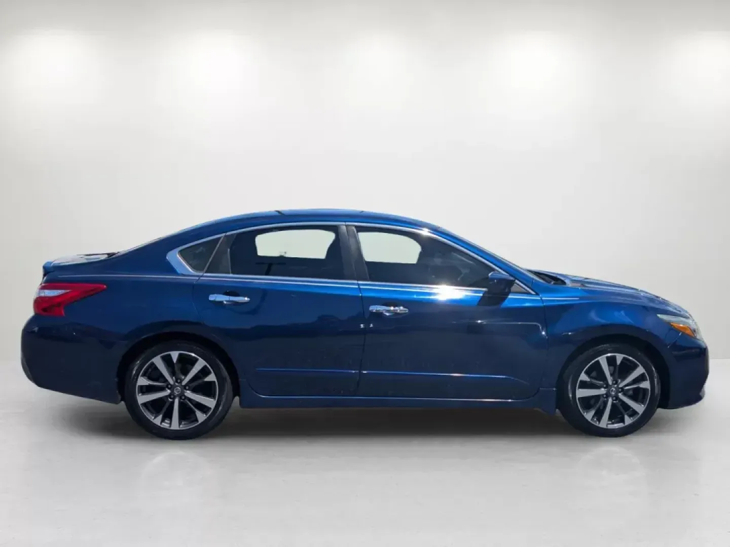 2016 /Charcoal Nissan Altima 2.5 SR (1N4AL3AP1GC) with an Other engine, located at 804 22nd Ave, Phenix City, AL, 36870, (334) 297-1860, 32.484749, -85.024475 - **Unleash Your Adventurous Spirit with the 2016 Nissan Altima 2.5 SR - Perfect for Everyday Explorers!**<br /> <br /> Are you seeking a reliable and stylish sedan that can effortlessly complement your active lifestyle? Look no further than this stunning 2016 Nissan Altima 2.5 SR, available now at Gi - Photo#3
