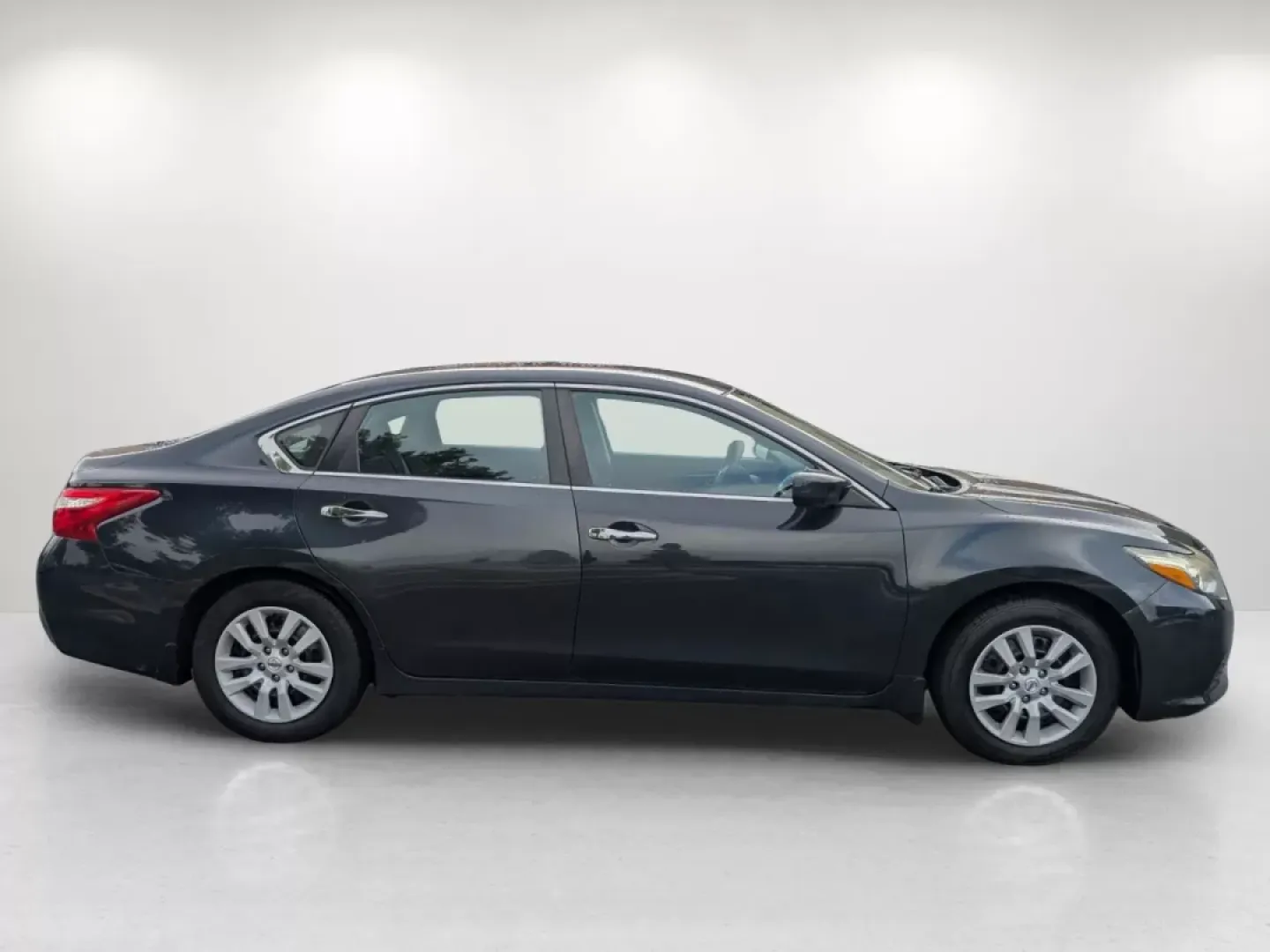 2016 /Charcoal Nissan Altima 2.5 S (1N4AL3AP4GC) with an Other engine, located at 7000 Northlake Connector, Columbus, GA, 31904, (706) 987-8085, 32.524975, -84.978134 - **Discover Your Next Adventure with the 2016 Nissan Altima at Gils Auto - Phenix City!**<br /> <br /> Are you a growing family looking for a reliable sedan that can handle daily commutes while providing comfort and style? Or perhaps you're a budget-conscious buyer searching for a vehicle with guaran - Photo#4