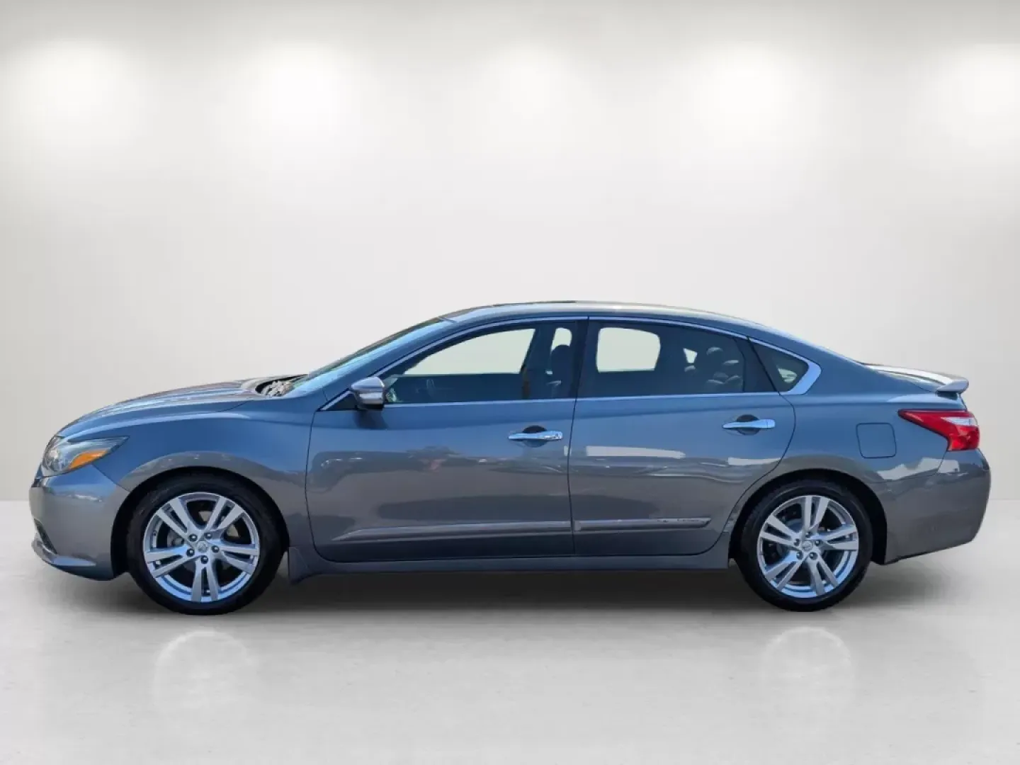 2016 Nissan Altima 3.5 SL (1N4BL3AP1GC) with an Other engine, located at 7000 Northlake Connector, Columbus, GA, 31904, (706) 987-8085, 32.524975, -84.978134 - **Experience Everyday Excellence with the 2016 Nissan Altima Your Ideal Sedan for Phenix City, AL!**<br /> <br /> Are you in the market for a dependable sedan that effortlessly blends comfort, style, and efficiency? Look no further than this stunning 2016 Nissan Altima, available now at Gils Auto, - Photo#7