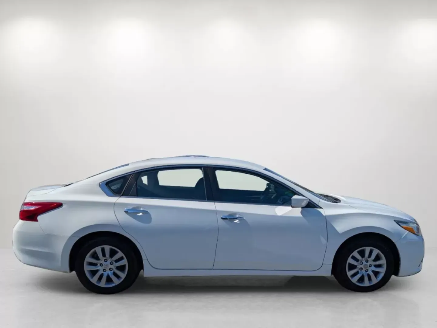 2016 Nissan Altima (1N4AL3AP8GC) with an Other engine, located at 3959 U.S. 80 W, Phenix City, AL, 36870, (334) 297-4885, 32.469296, -85.135185 - **Discover the Perfect Blend of Comfort and Reliability with the 2016 Nissan Altima at Gils Auto!**<br /> <br /> Are you searching for a dependable sedan that effortlessly combines style, comfort, and affordability? Look no further! The 2016 Nissan Altima, available at Gils Auto in Phenix City, AL, - Photo#4