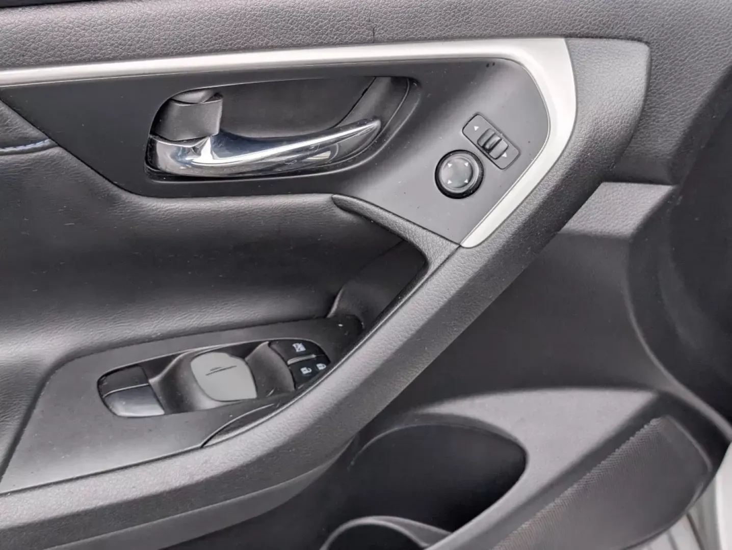 2016 /Charcoal Nissan Altima 2.5 SR (1N4AL3AP2GC) with an Other engine, located at 804 22nd Ave, Phenix City, AL, 36870, (334) 297-1860, 32.484749, -85.024475 - **Cruise in Style with the 2016 Nissan Altima 2.5 SR: Perfect for Your Daily Commute and Weekend Getaways!**<br /> <br /> Are you searching for a vehicle that effortlessly blends style, comfort, and efficiency? Look no further than this sleek 2016 Nissan Altima 2.5 SR, available now at Gils Auto in - Photo#8