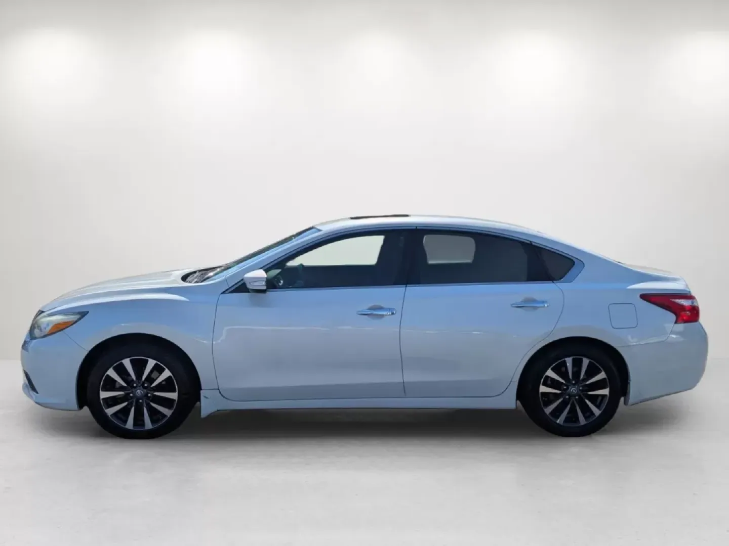 2016 /Beige Nissan Altima 2.5 SV (1N4AL3AP2GC) with an Other engine, located at 3959 U.S. 80 W, Phenix City, AL, 36870, (334) 297-4885, 32.469296, -85.135185 - Discover your next ride at Gils Auto in Phenix City, AL, where adventure meets affordability! If you're in the market for a reliable, comfortable sedan that's perfect for daily commutes or family trips, the 2016 Nissan Altima 2.5 SV is the vehicle you've been looking for. With its sleek Pearl White - Photo#7