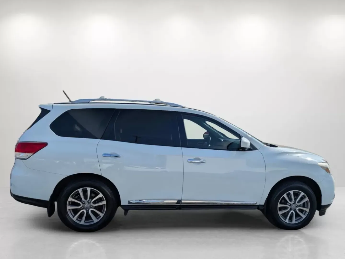 2016 /Charcoal Nissan Pathfinder SL (5N1AR2MM5GC) with an Other engine, located at 3959 U.S. 80 W, Phenix City, AL, 36870, (334) 297-4885, 32.469296, -85.135185 - Discover the perfect vehicle for your next family adventure with the 2016 Nissan Pathfinder SL, now available at Gils Auto in Phenix City, AL. Designed for growing families and weekend explorers alike, this SUV offers spacious comfort, advanced technology, and reliable performance, making it an idea - Photo#4