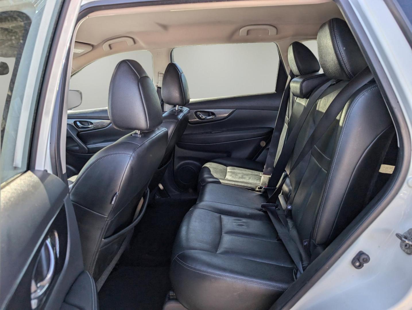 2016 /Charcoal Nissan Rogue SL (KNMAT2MT0GP) with an Regular Unleaded I-4 2.5 L/152 engine, 1-Speed CVT w/OD transmission, located at 1430 Gateway Drive, Opelika, AL, 36801, (334) 239-0944, 32.637871, -85.409790 - 2016 Nissan Rogue SL - Photo#9