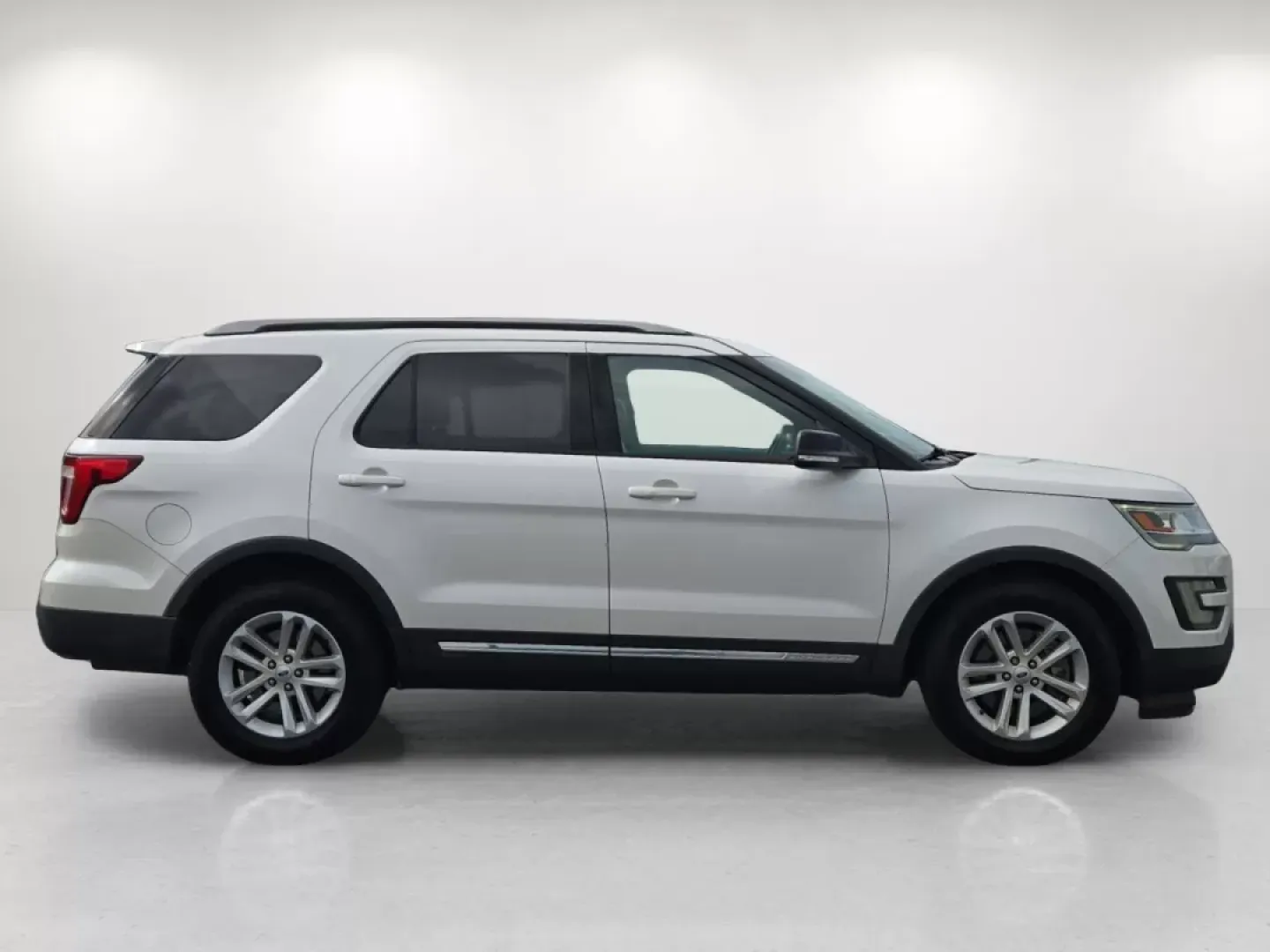 2017 Ford Explorer XLT (1FM5K7D84HG) with an Other engine, located at 5115 14th Ave., Columbus, GA, 31904, (706) 323-0345, 32.511494, -84.971046 - **Discover the 2017 Ford Explorer XLT: Your Perfect Adventure Companion!**<br /> <br /> Are you gearing up for family road trips or weekend getaways? The 2017 Ford Explorer XLT is designed to elevate your adventures, offering spacious comfort and advanced features that make every drive a pleasure. W - Photo#4