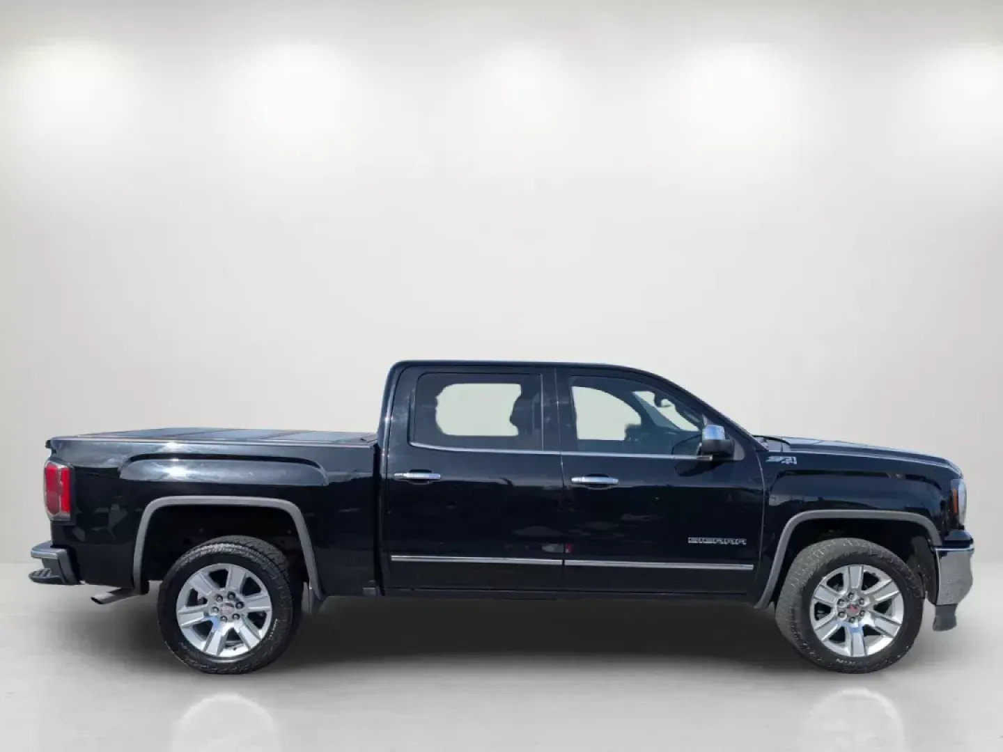 2017 /Dark Ash seats with Jet Black interior accents GMC Sierra 1500 SLT (3GTU2NEC1HG) with an Gas V8 5.3L/325 engine, 8-Speed Automatic transmission, located at 804 22nd Ave, Phenix City, AL, 36870, (334) 297-1860, 32.484749, -85.024475 - 2017 GMC Sierra 1500 SLT - Photo#4