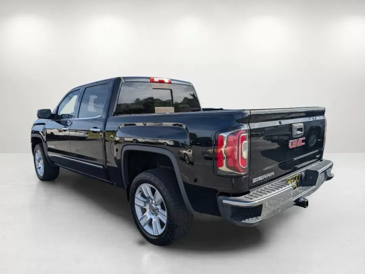 2017 /Dark Ash seats with Jet Black interior accents GMC Sierra 1500 SLT (3GTU2NEC1HG) with an Gas V8 5.3L/325 engine, 8-Speed Automatic transmission, located at 804 22nd Ave, Phenix City, AL, 36870, (334) 297-1860, 32.484749, -85.024475 - 2017 GMC Sierra 1500 SLT - Photo#7