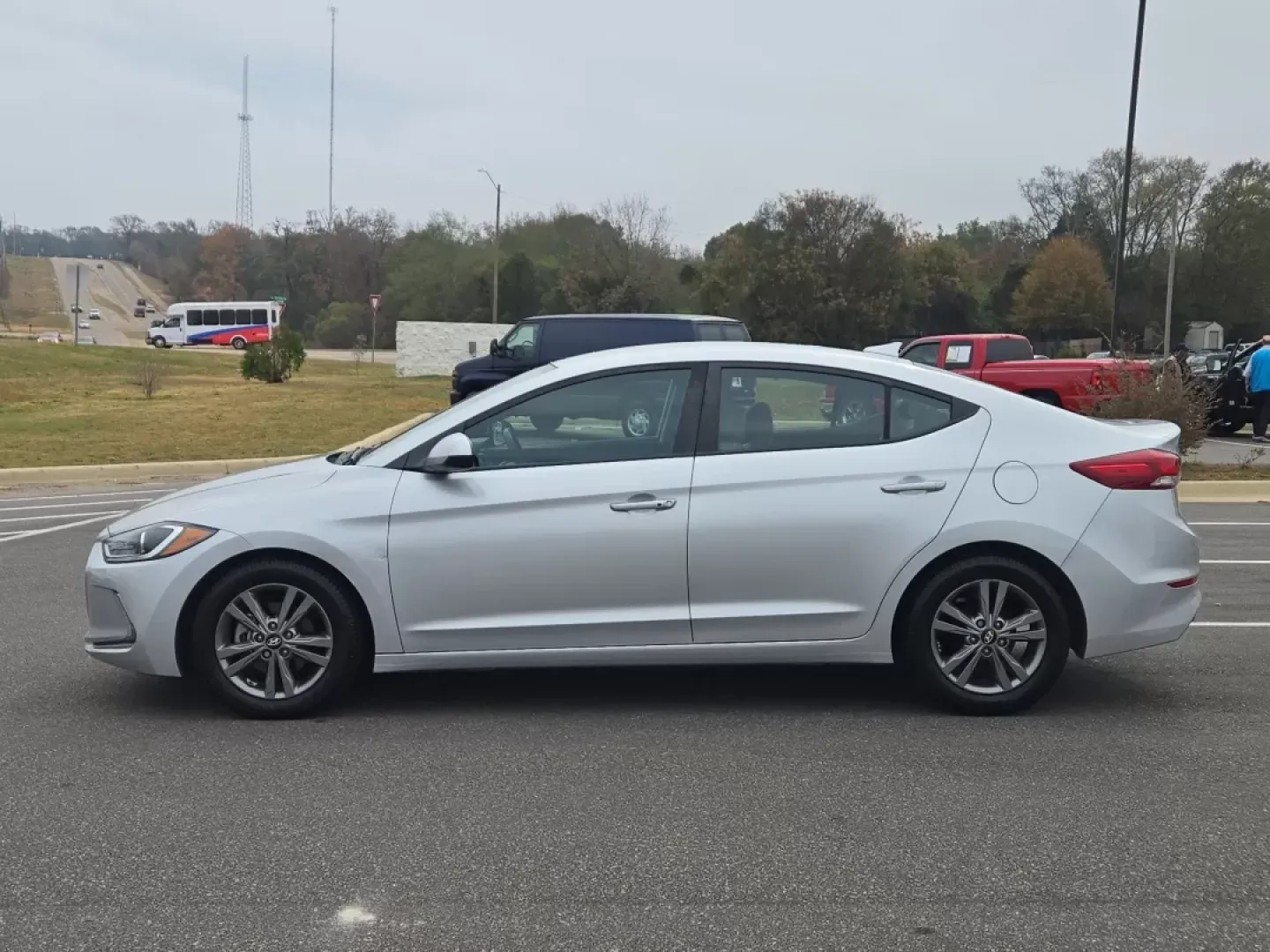 2017 Symphony Silver /Gray Hyundai Elantra SE (5NPD84LF5HH) with an Other engine, located at 521 Old Farm Lane Rd, Prattville, AL, 36066, (334) 325-1505, 32.482460, -86.416367 - Are you looking for a reliable sedan that fits seamlessly into your busy lifestyle? Look no further than the 2017 Hyundai Elantra SE, available now at Gils Auto in Prattville, AL. This versatile vehicle is perfect for growing families, long commutes, or anyone seeking a dependable ride without break - Photo#8