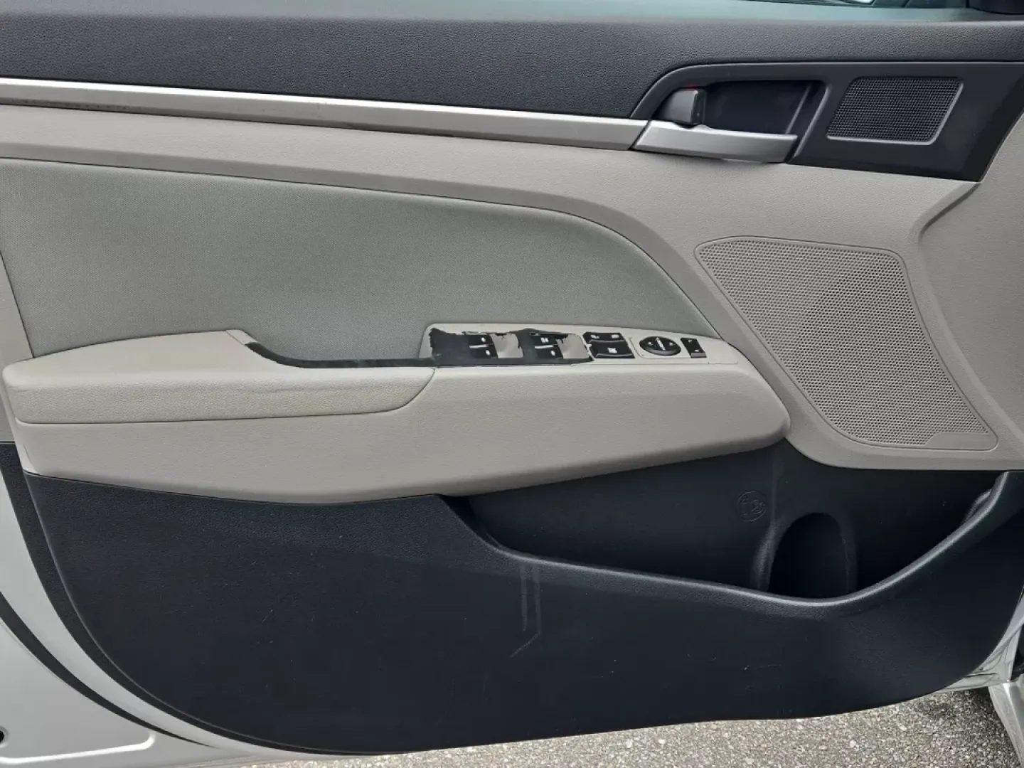 2017 Symphony Silver /Gray Hyundai Elantra SE (5NPD84LF5HH) with an Other engine, located at 521 Old Farm Lane Rd, Prattville, AL, 36066, (334) 325-1505, 32.482460, -86.416367 - Are you looking for a reliable sedan that fits seamlessly into your busy lifestyle? Look no further than the 2017 Hyundai Elantra SE, available now at Gils Auto in Prattville, AL. This versatile vehicle is perfect for growing families, long commutes, or anyone seeking a dependable ride without break - Photo#9