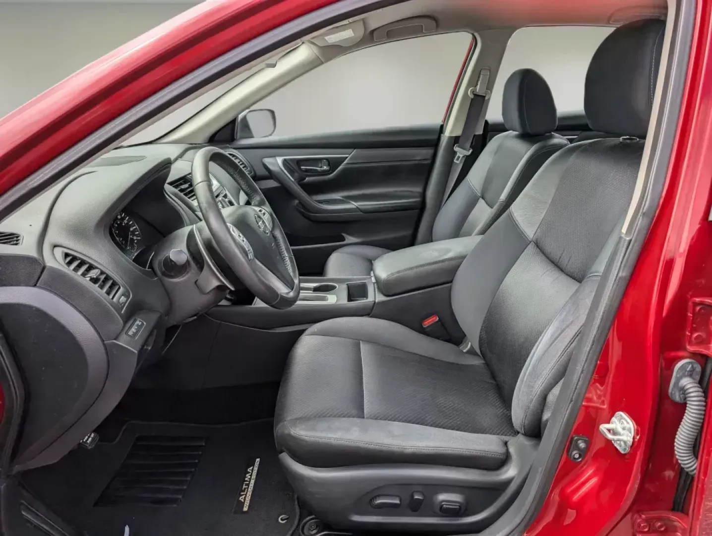 2017 /Sport Interior Nissan Altima 2.5 SR (1N4AL3AP2HC) with an Regular Unleaded I-4 2.5 L/152 engine, 1-Speed CVT w/OD transmission, located at 3959 U.S. 80 W, Phenix City, AL, 36870, (334) 297-4885, 32.469296, -85.135185 - 2017 Nissan Altima 2.5 SR - Photo#9